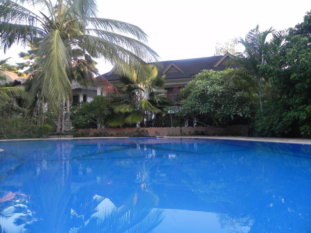 Langi Langi Beach Bungalows 3*