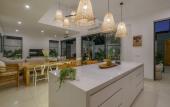 Туры в отель Puri Senang - Luxury 4BR Pool Villa in Central Berawa, Near Beach Туры в отель Puri Senang - Luxury 4BR Pool Villa in Central Berawa, Near Beach