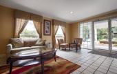 Туры в отель Inn on Storrs Туры в отель Inn on Storrs