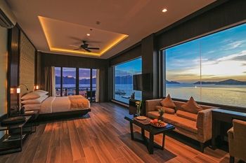 Two Seasons Coron Bayside Hotel 4*