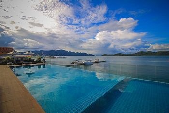 Two Seasons Coron Bayside Hotel 4*