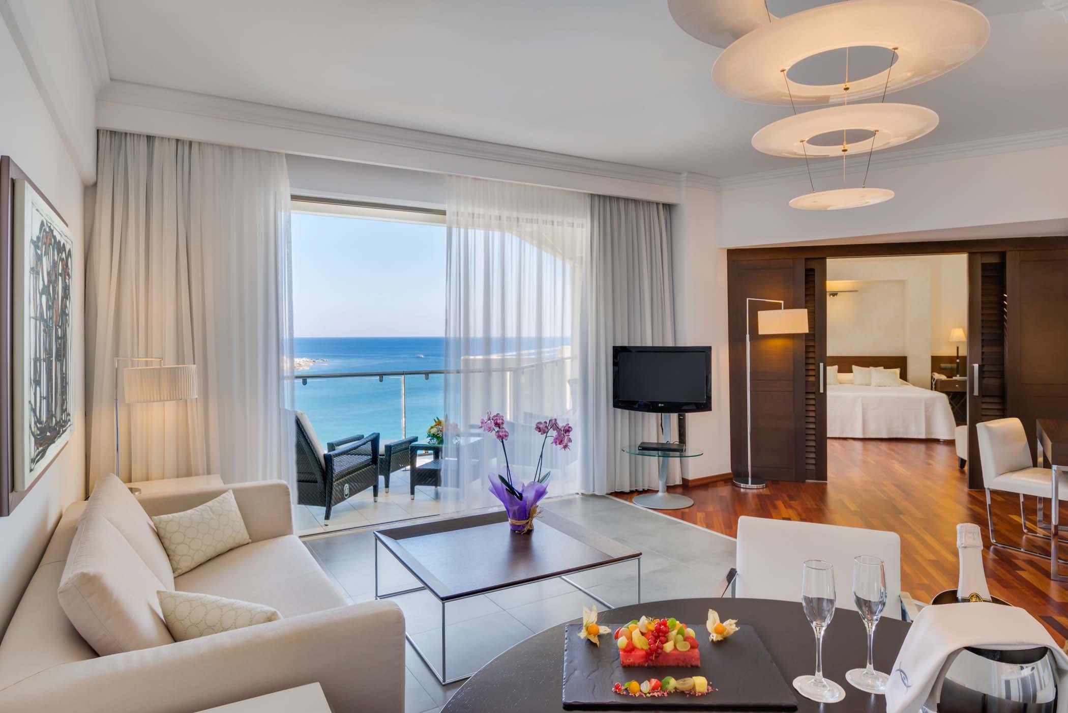 Сочи отель 5 на берегу. Elite Luxury Suite & Spa 5*. Elysium Resort & Spa 5*. Гостиная с видом на море. Номер отеля с видом на море.