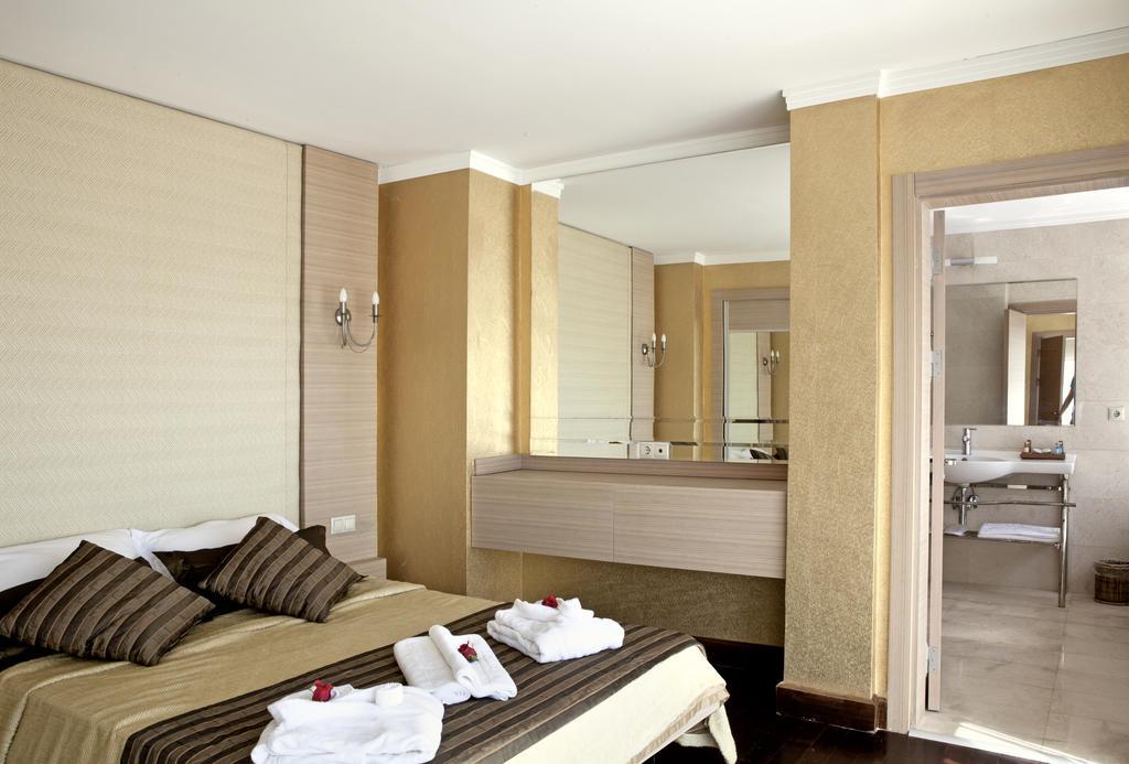 Roxx Suites Deluxe Hotel 4*