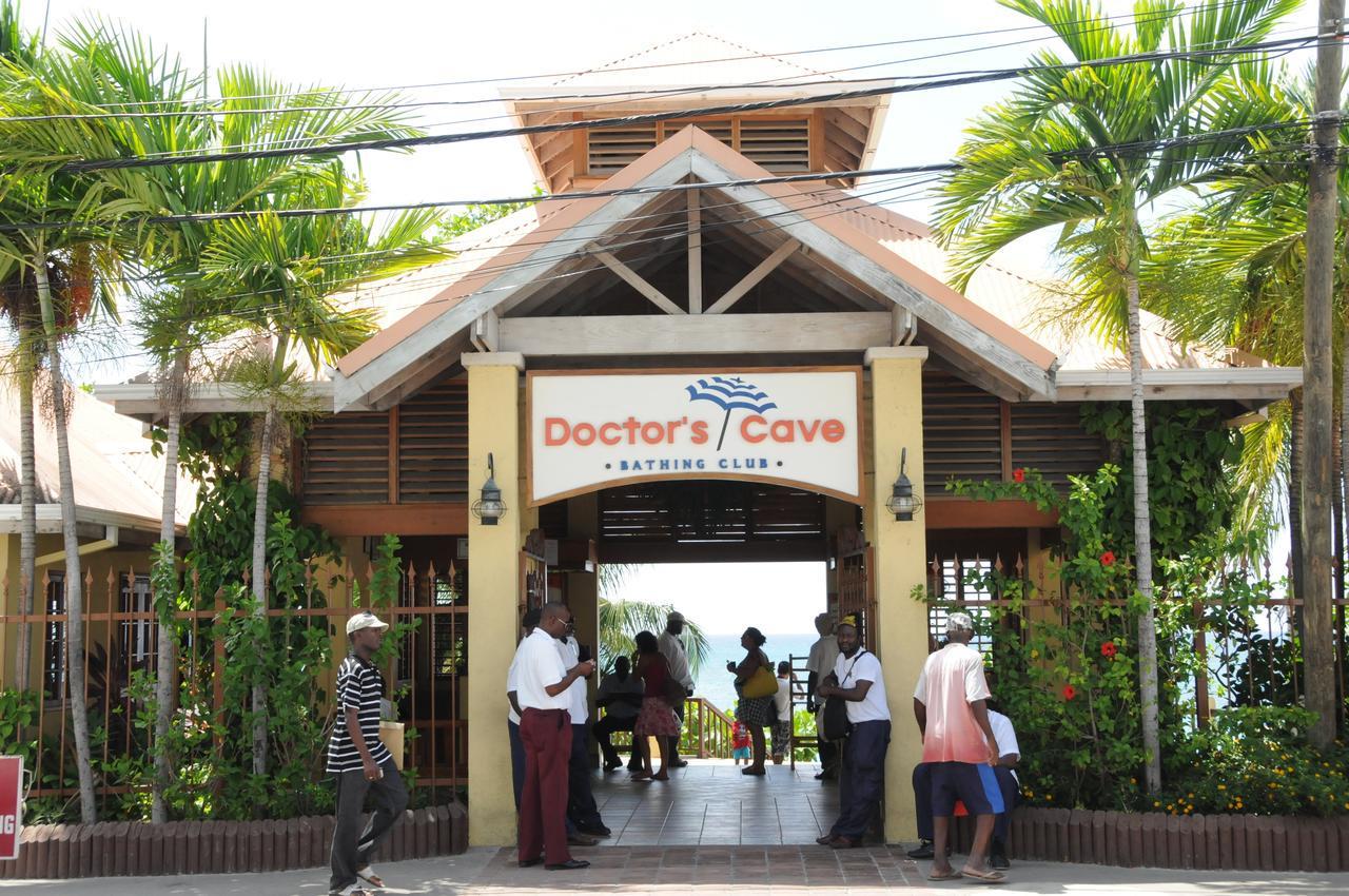 Туры в Doctors Cave Beach