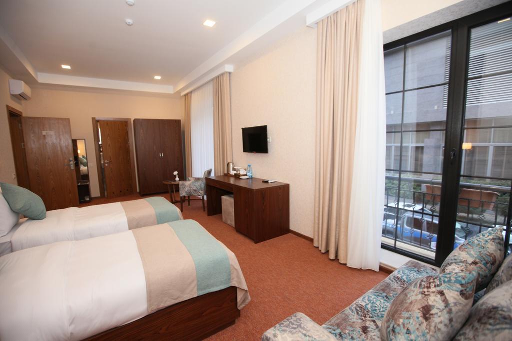 Au Room Hotel 4*