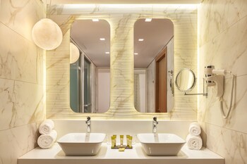 Blue Lagoon City Hotel 4*