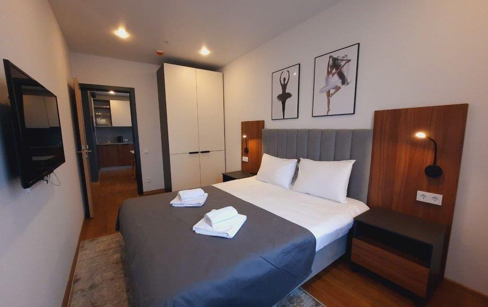 Авеню-Апарт на Мужества 3*