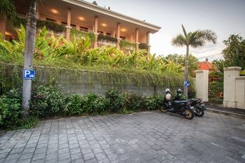 Pondok Anyar Hotel 2*