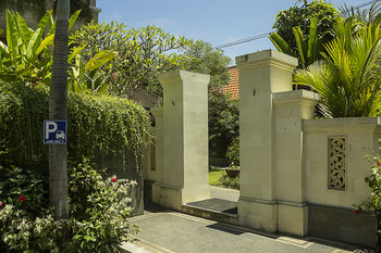 Pondok Anyar Hotel 2*