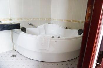 Kin Hotel Thai Van Lung 4*