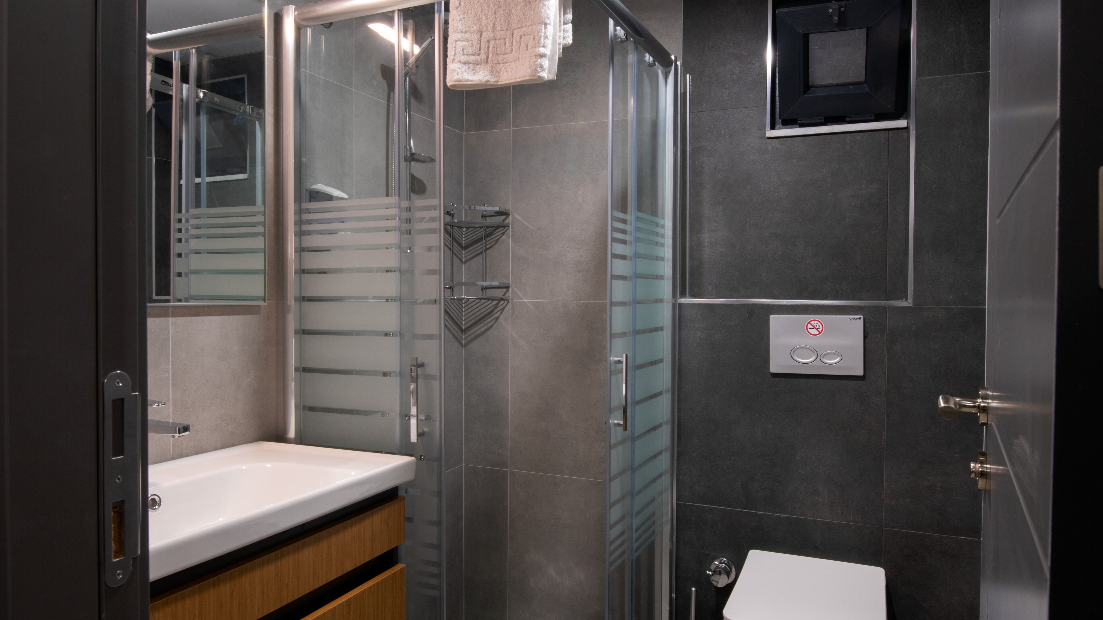 Opera Suites 0*
