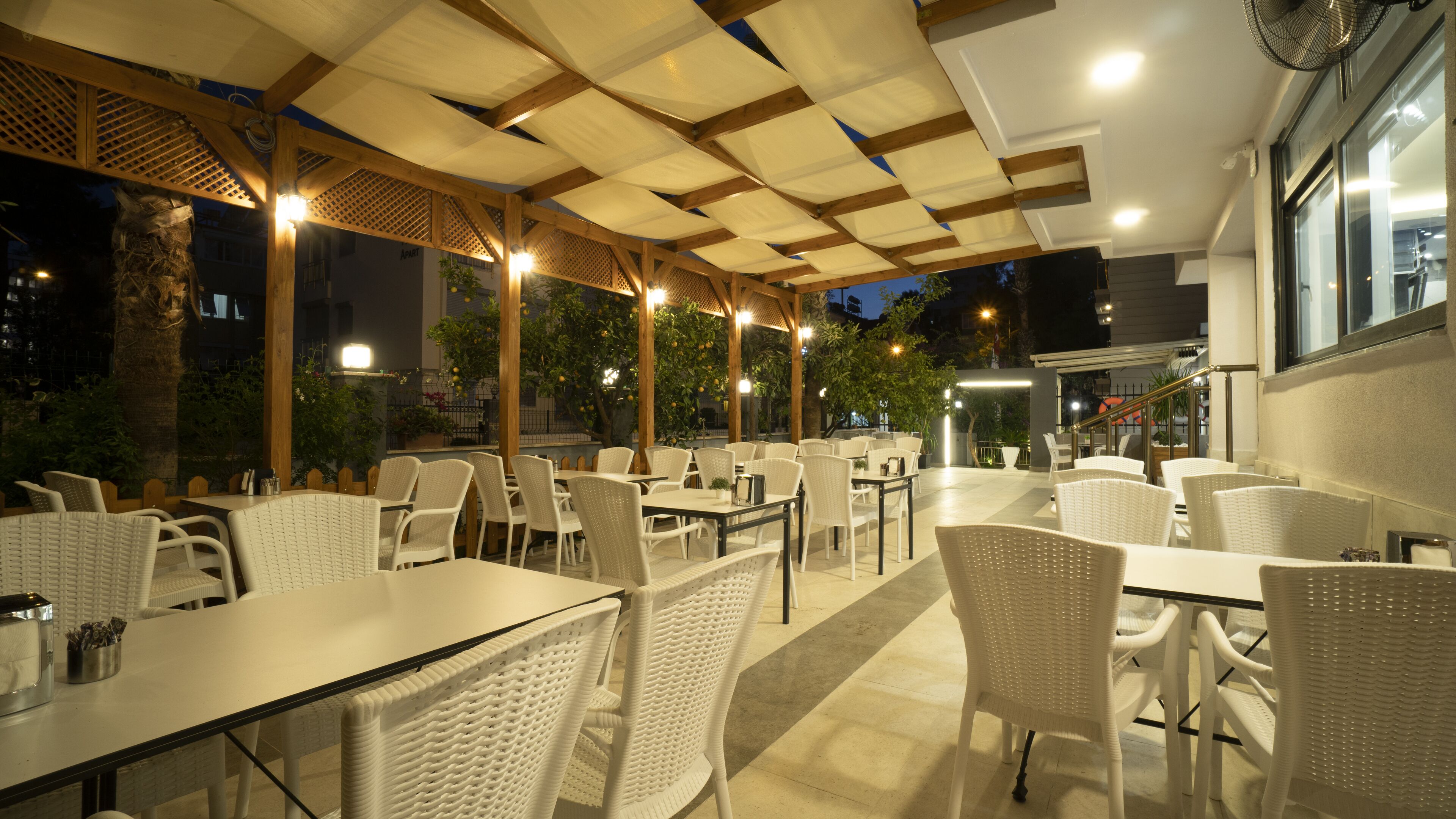 Opera Suites 0*