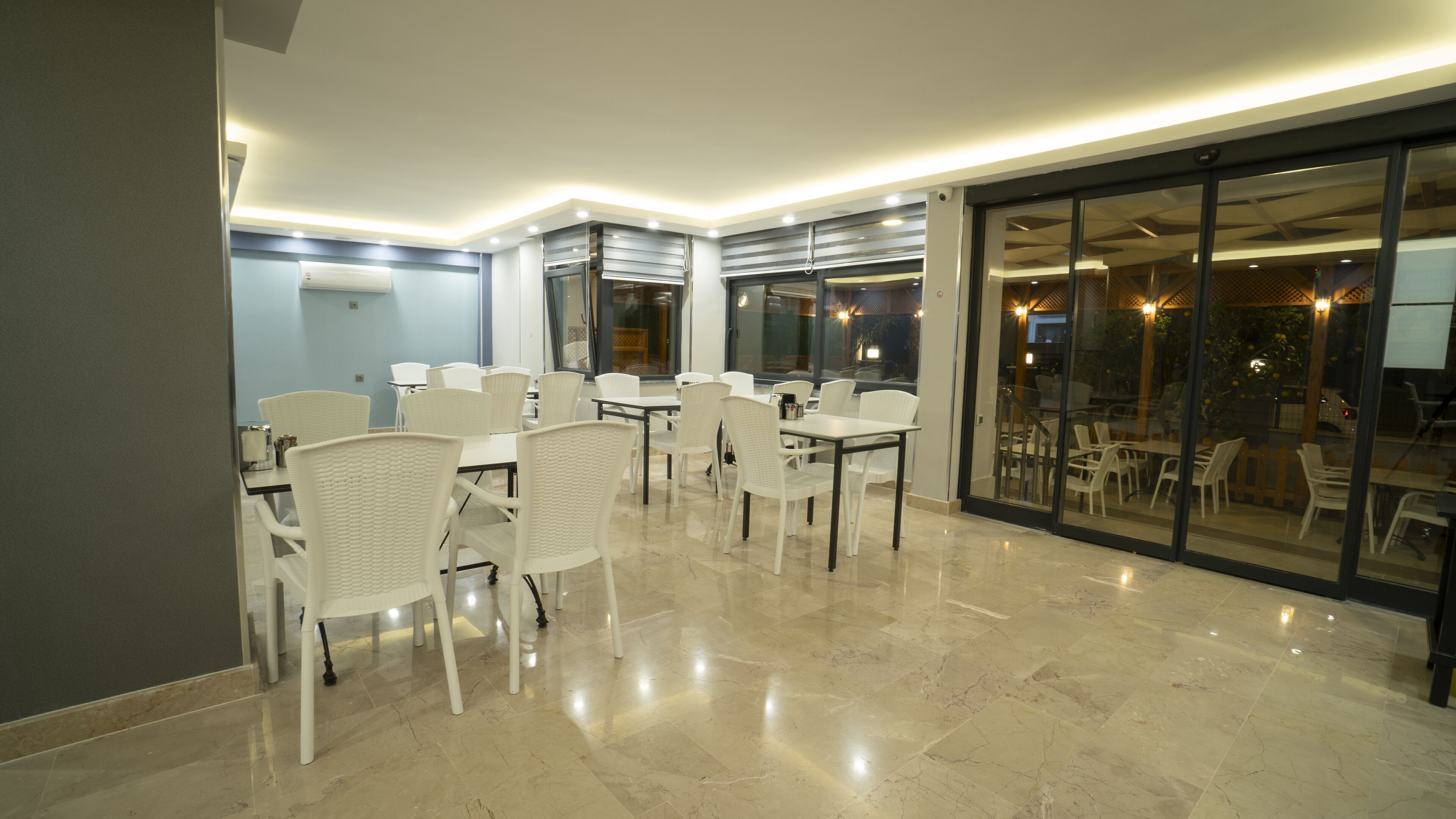 Opera Suites 0*