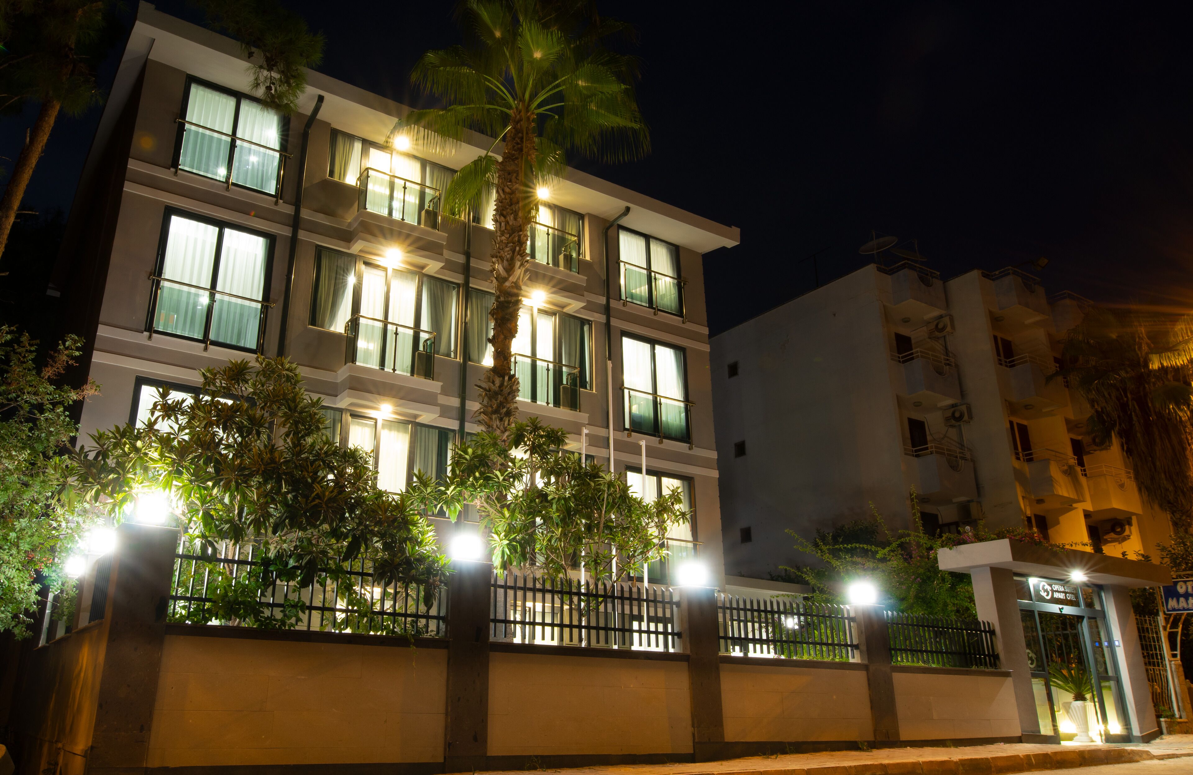 Opera Suites 0*