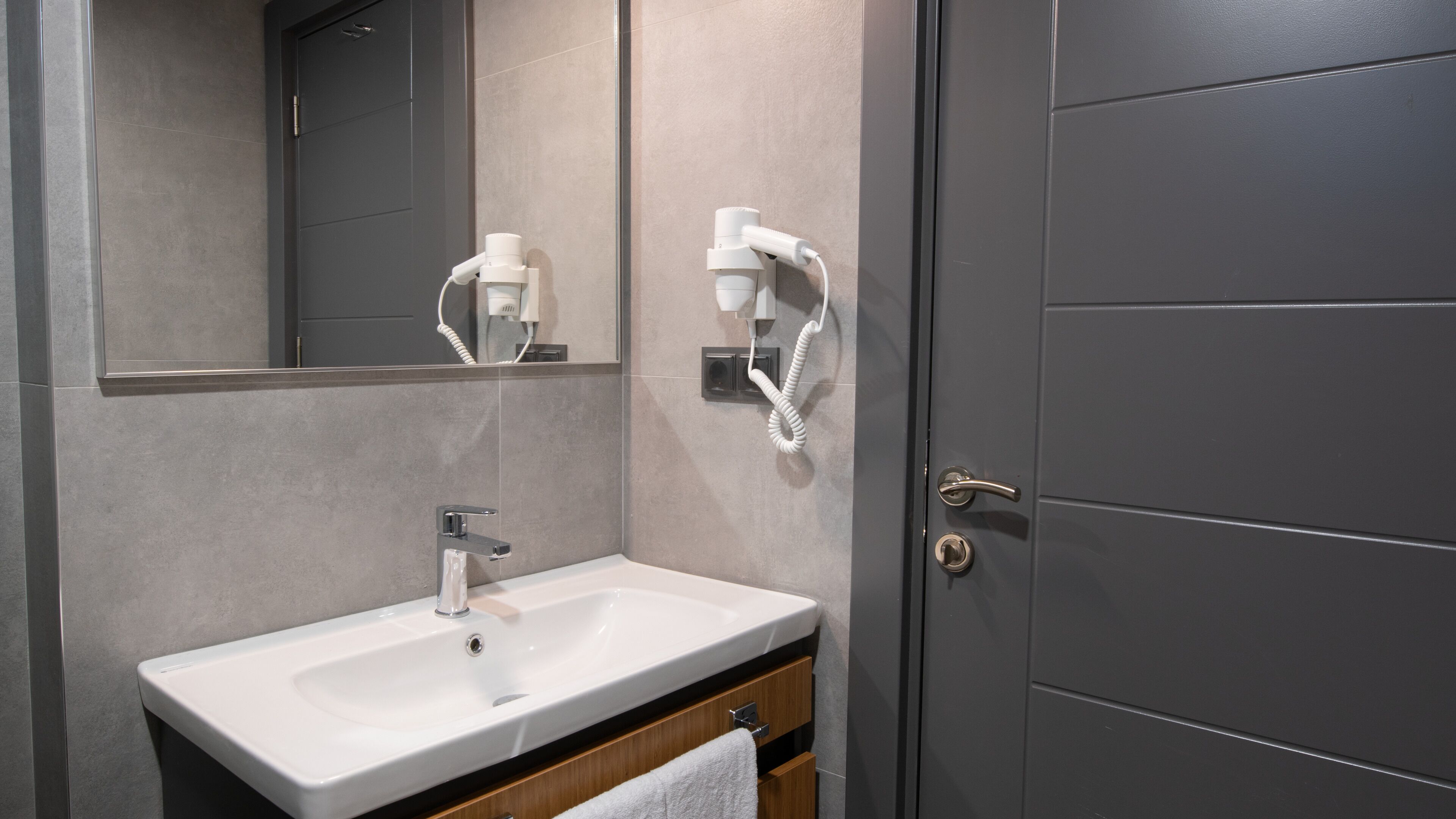 Opera Suites 0*