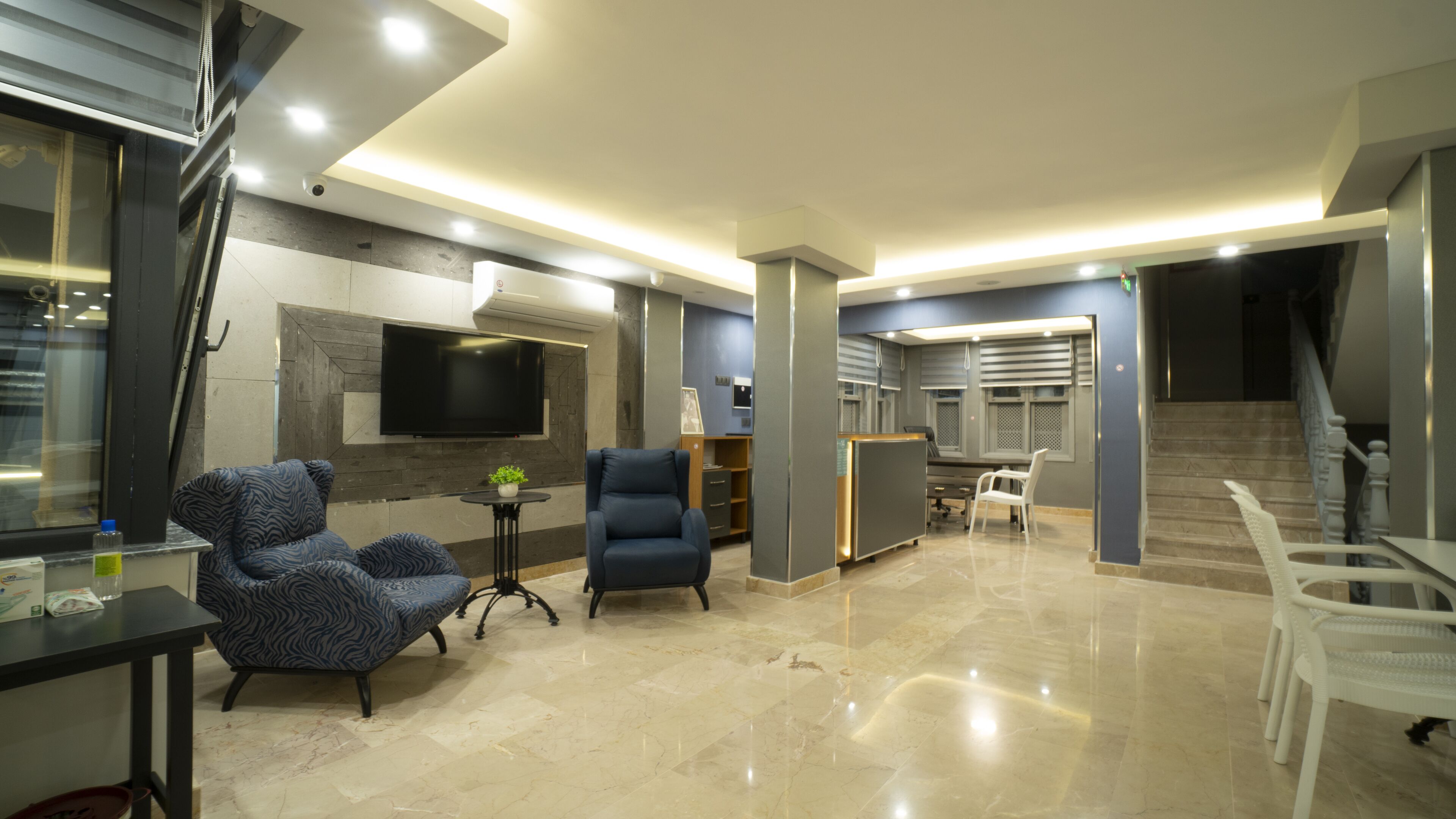Opera Suites 0*