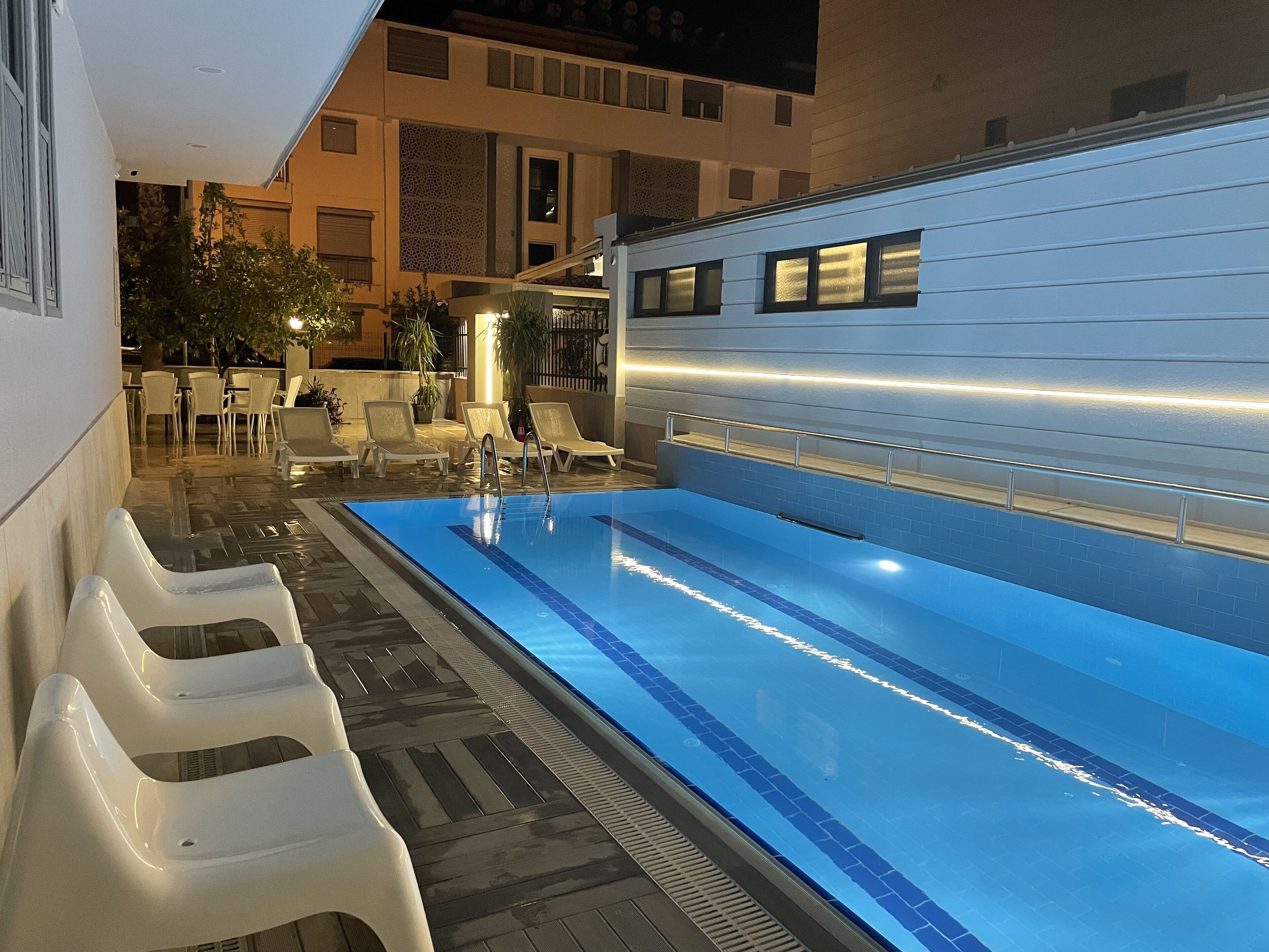 Opera Suites 0*