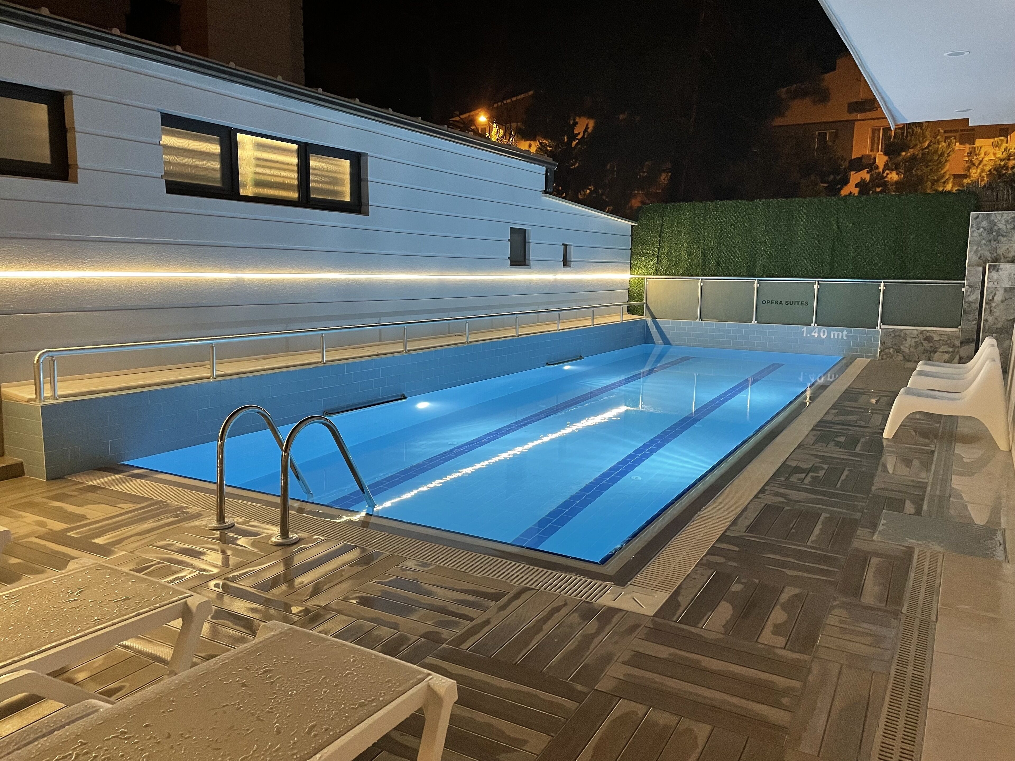 Opera Suites 0*