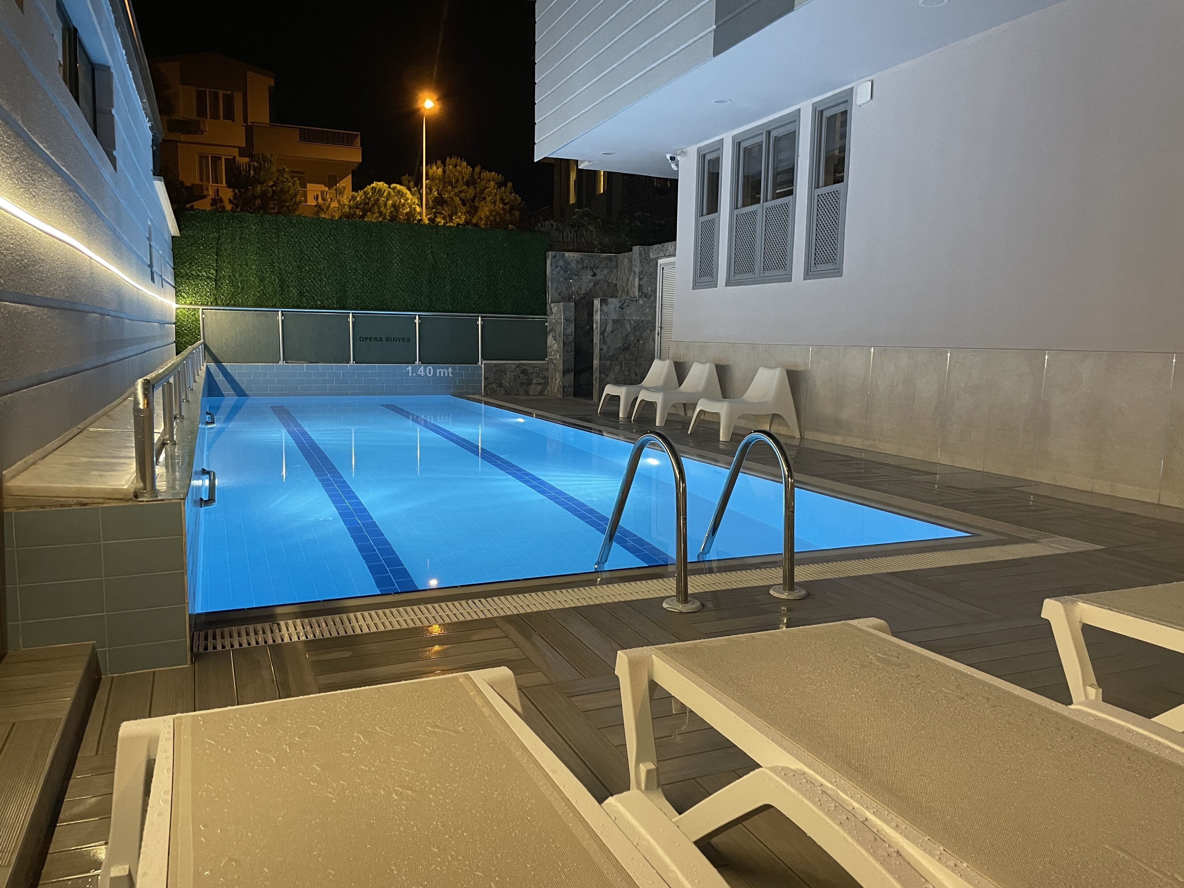 Opera Suites 0*