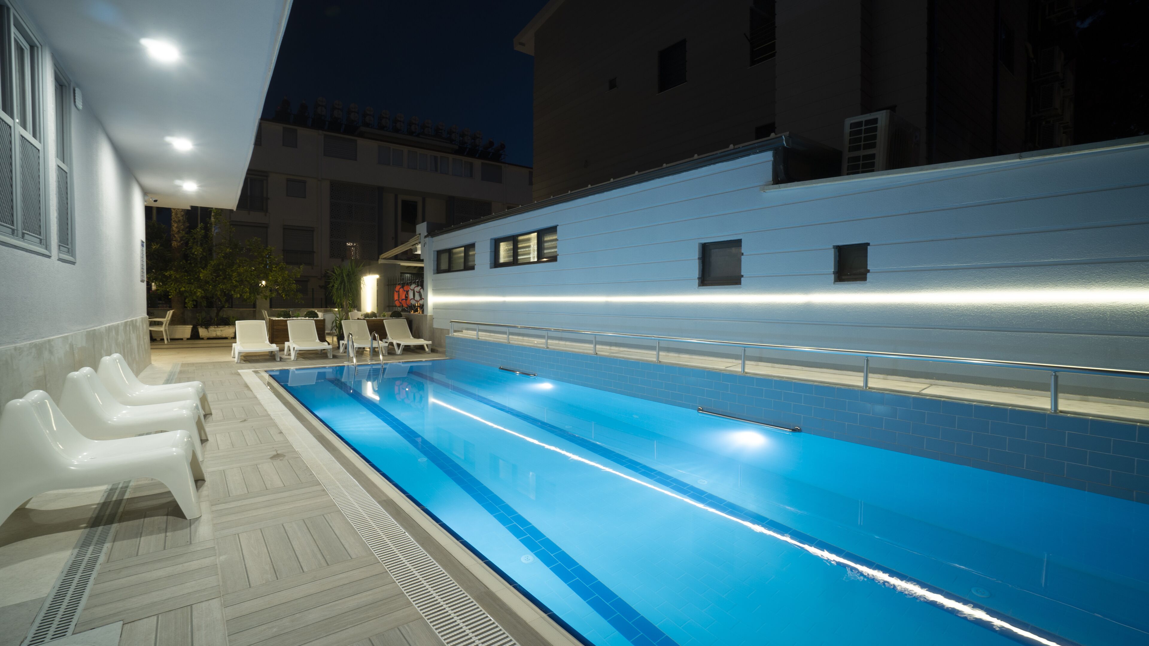 Opera Suites 0*
