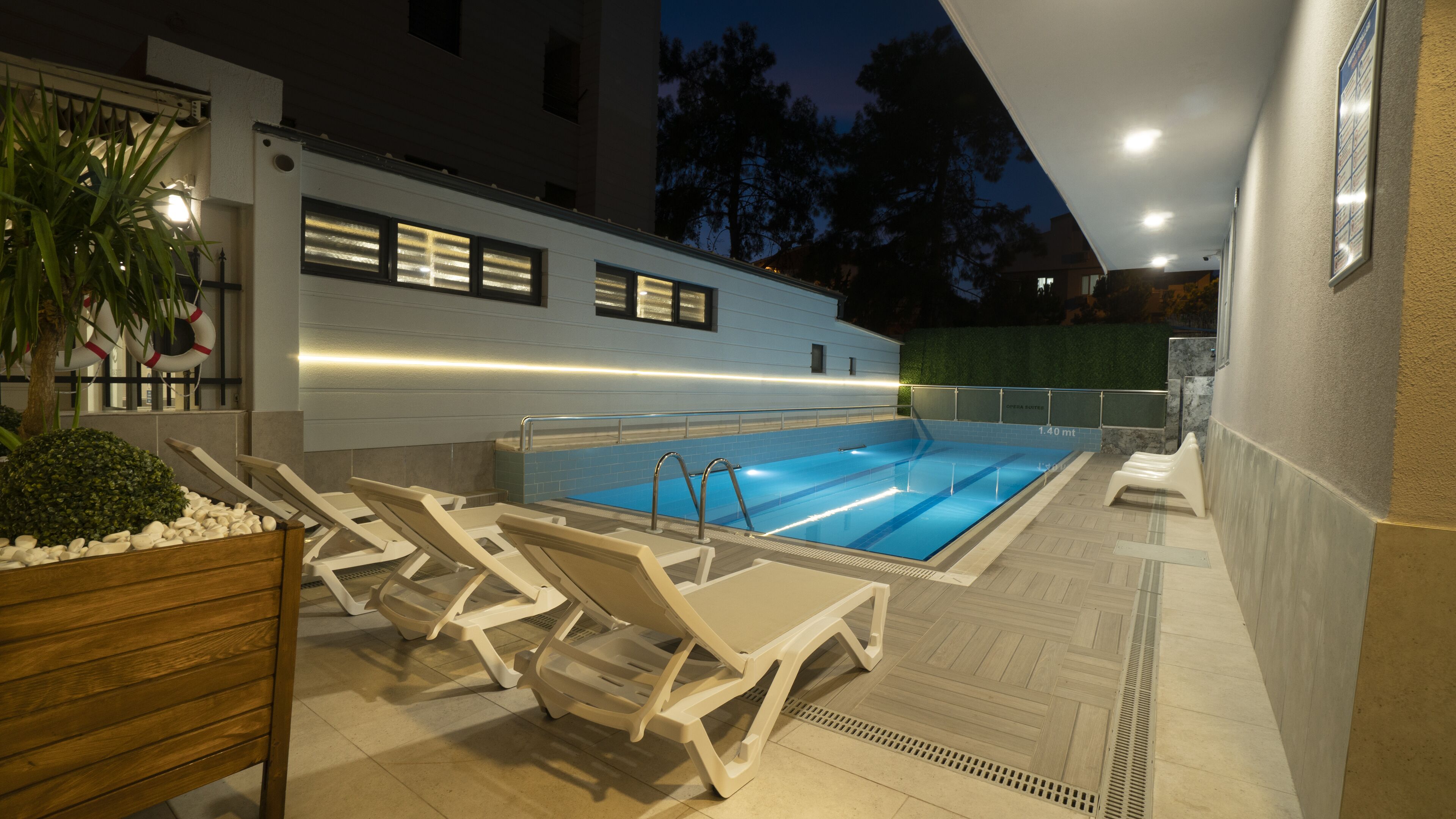 Opera Suites 0*
