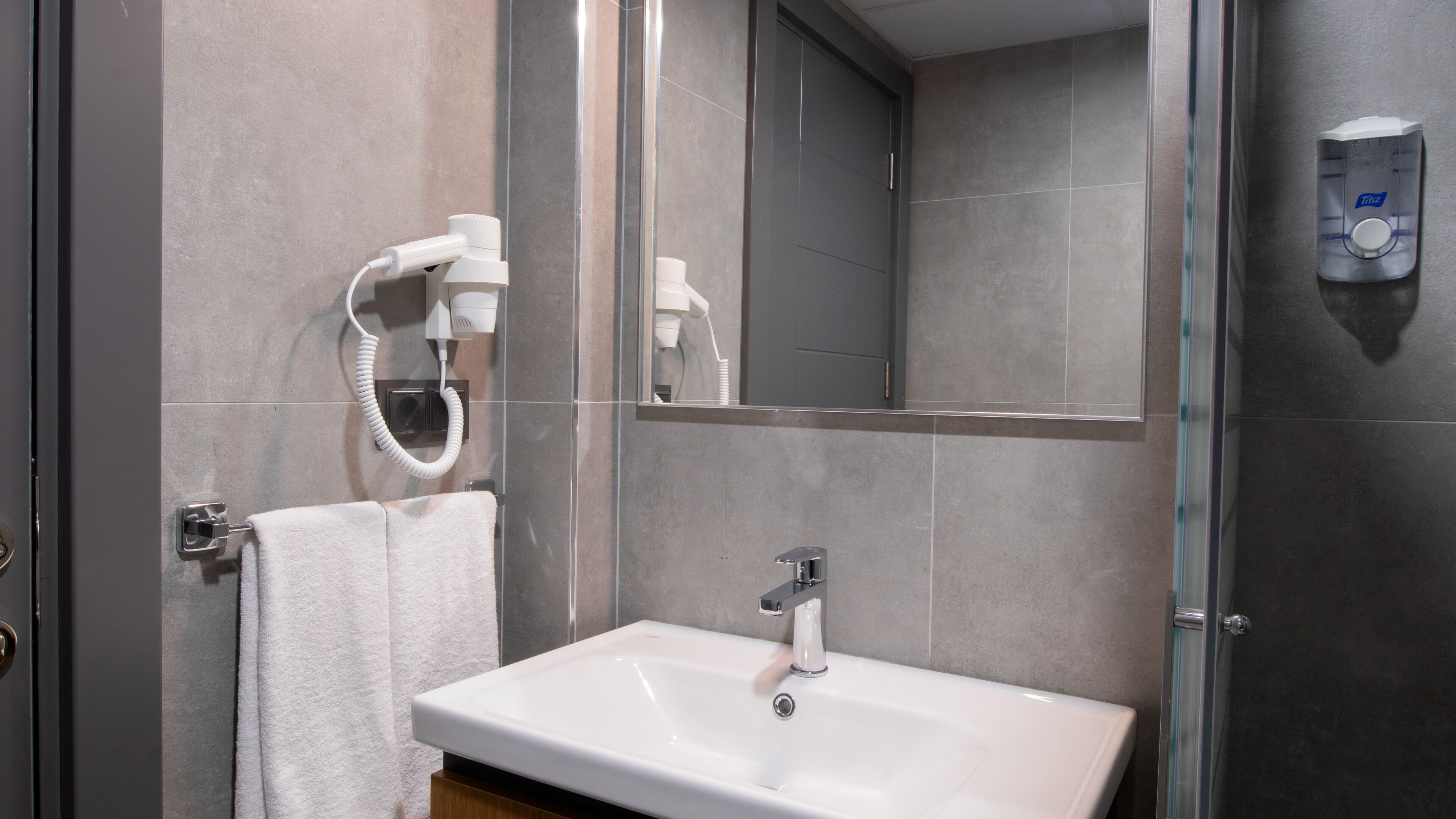 Opera Suites 0*