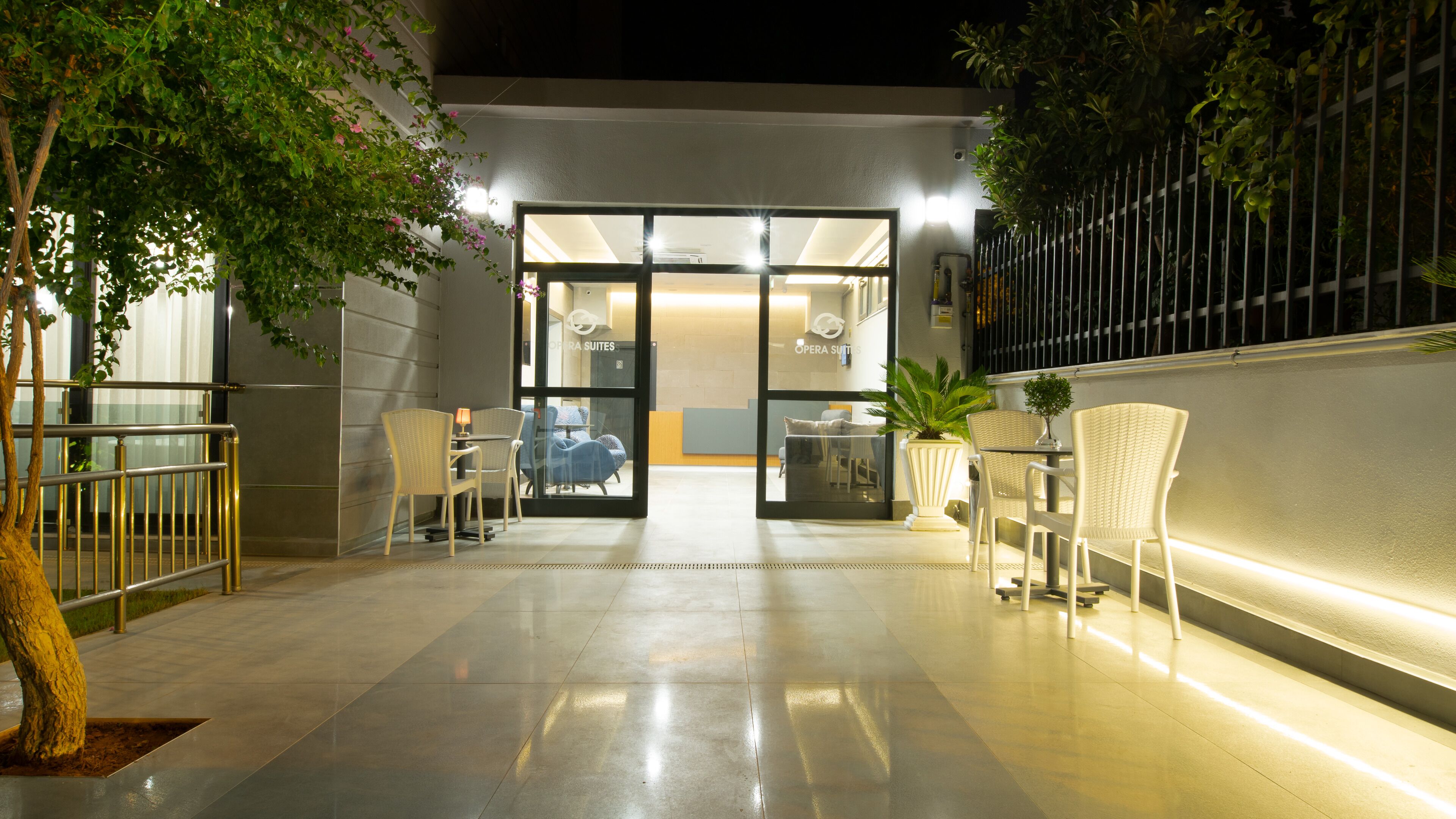 Opera Suites 0*