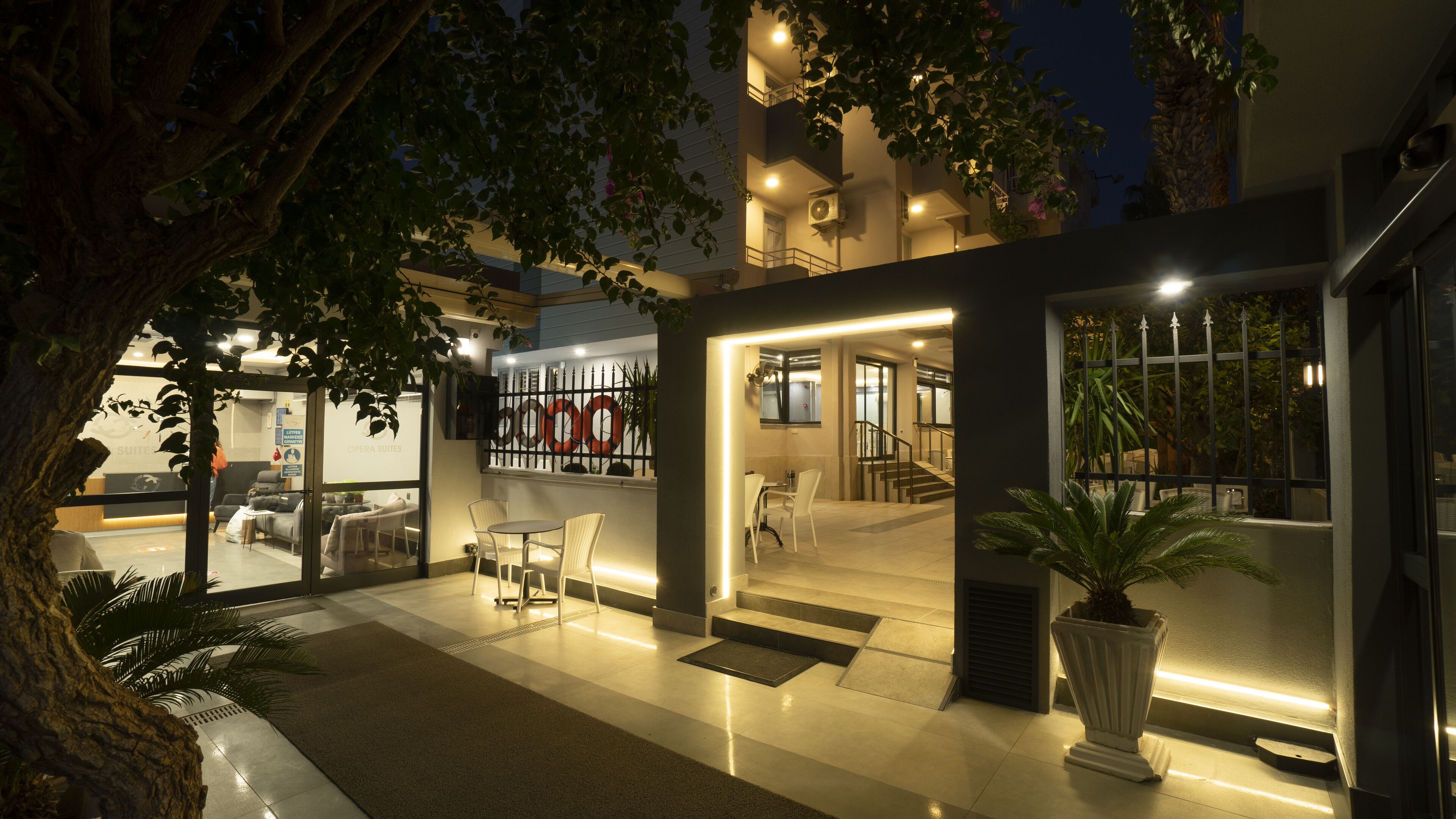 Opera Suites 0*