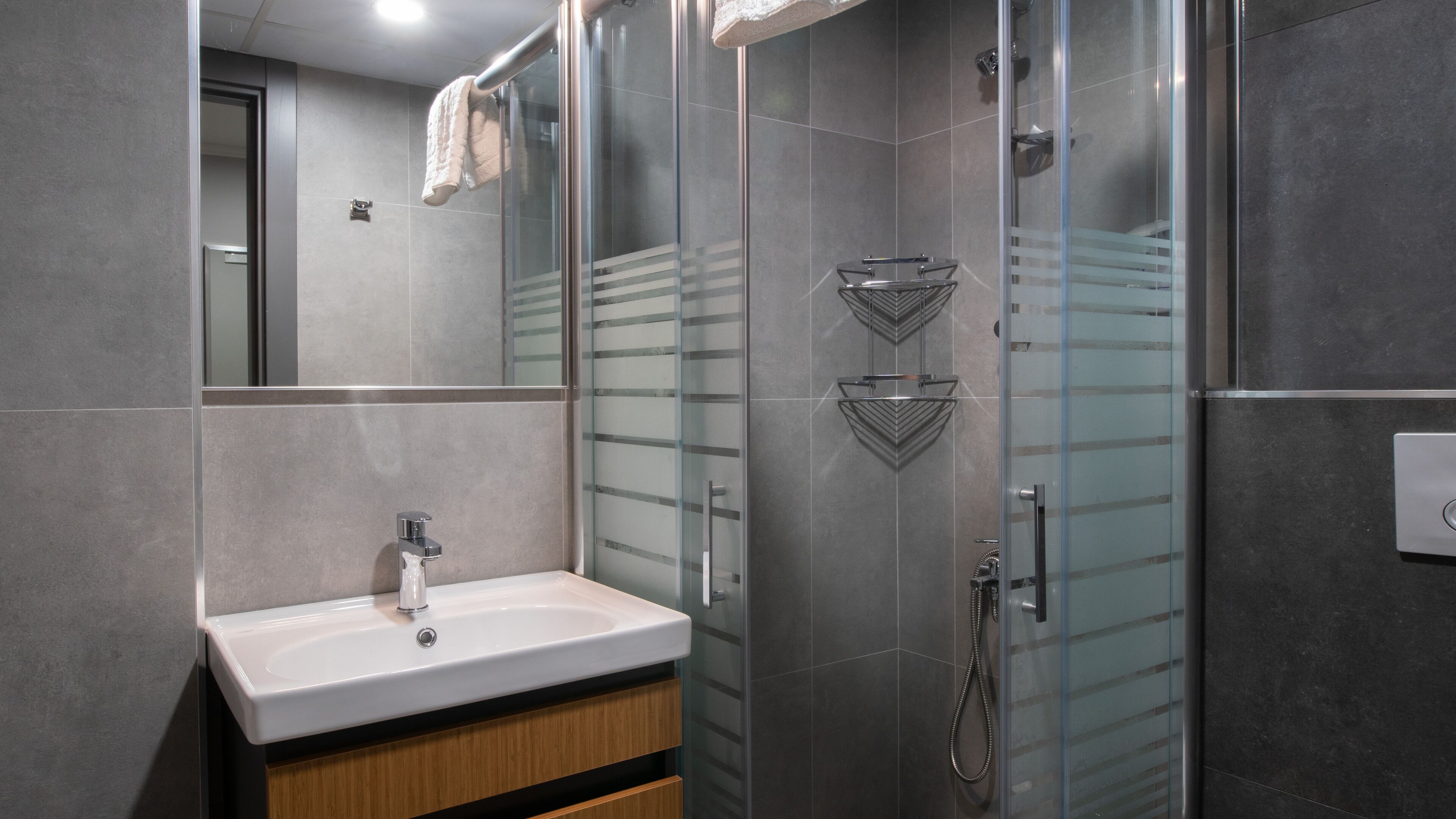 Opera Suites 0*