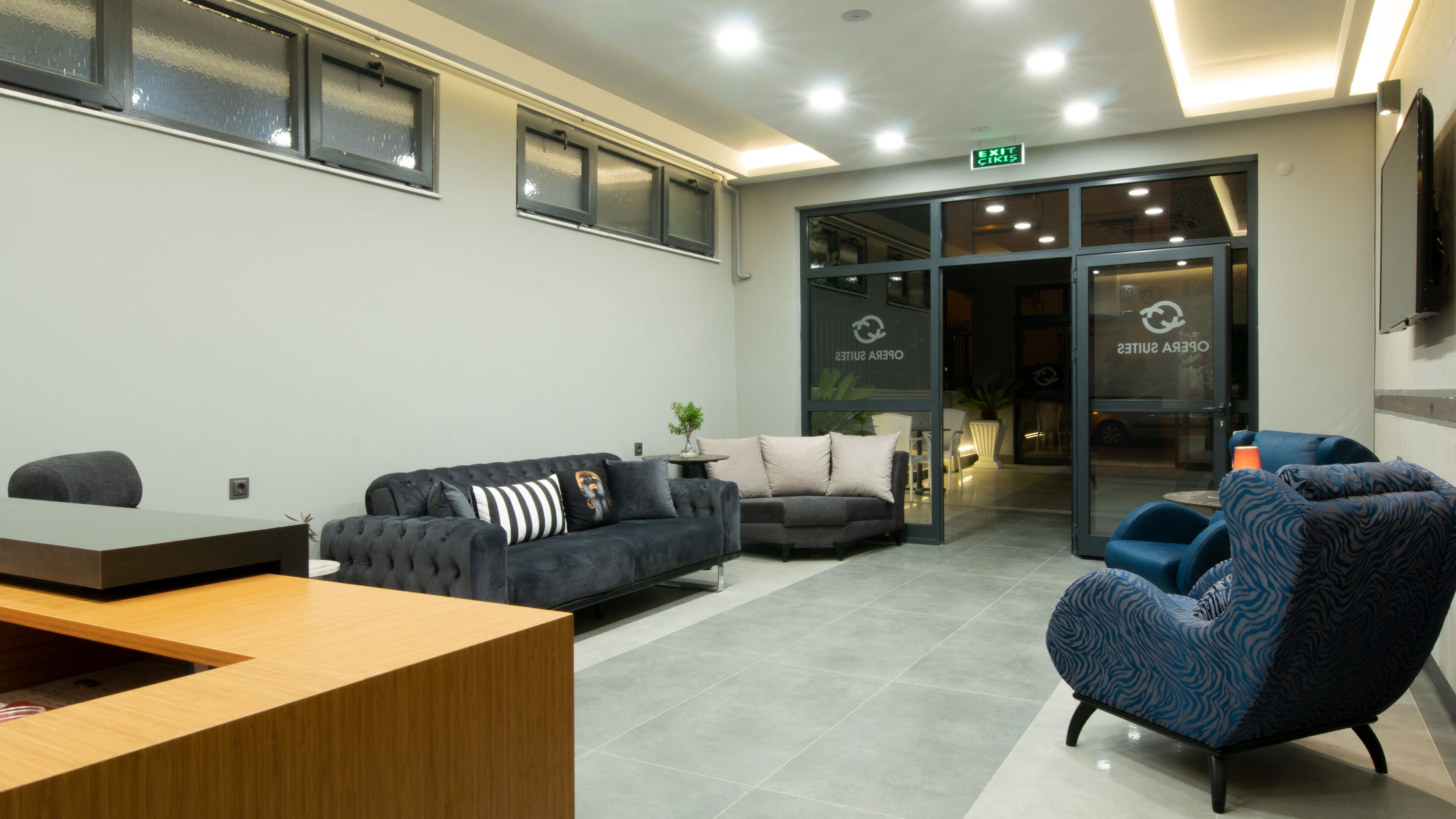 Opera Suites 0*