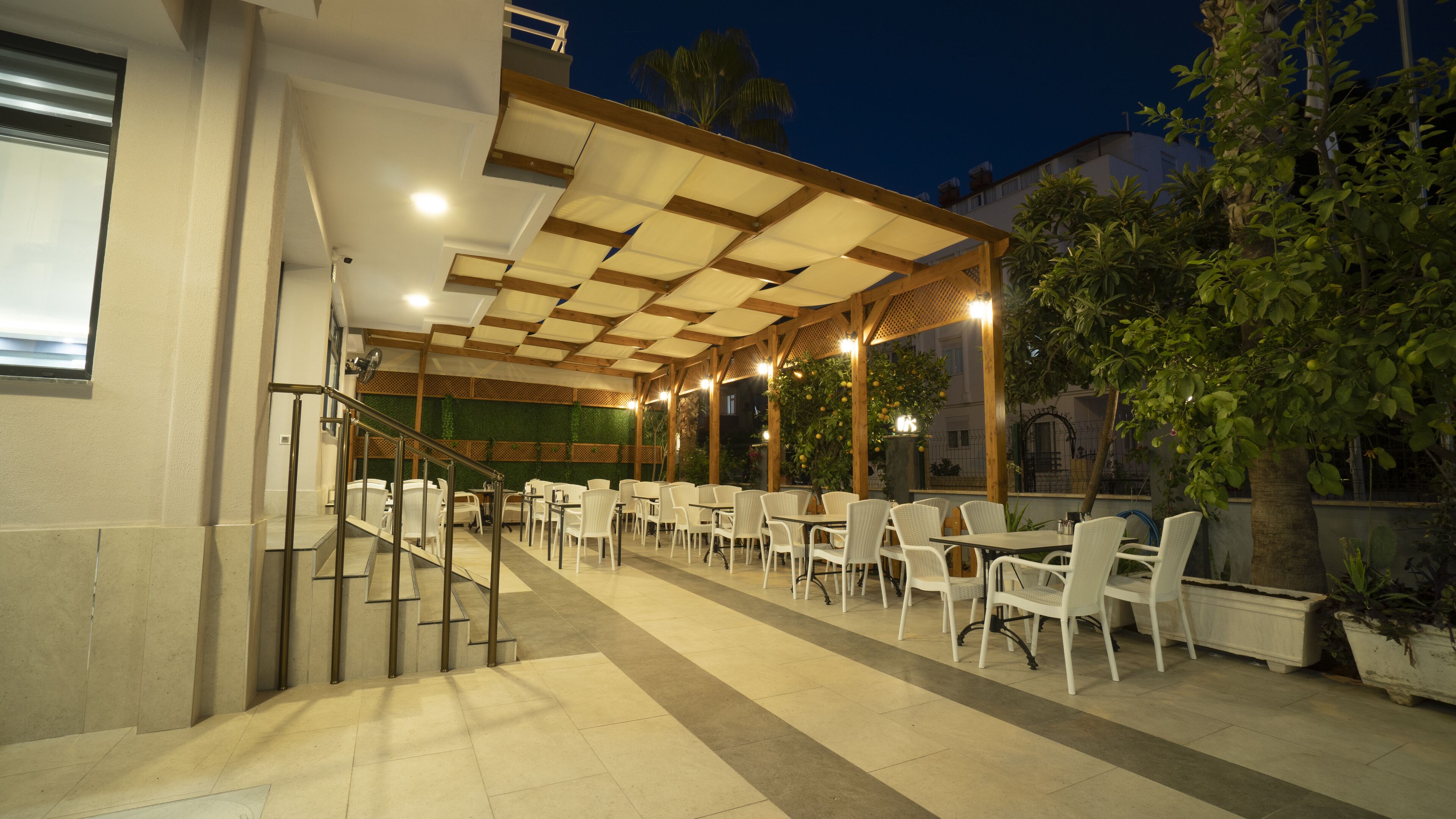 Opera Suites 0*