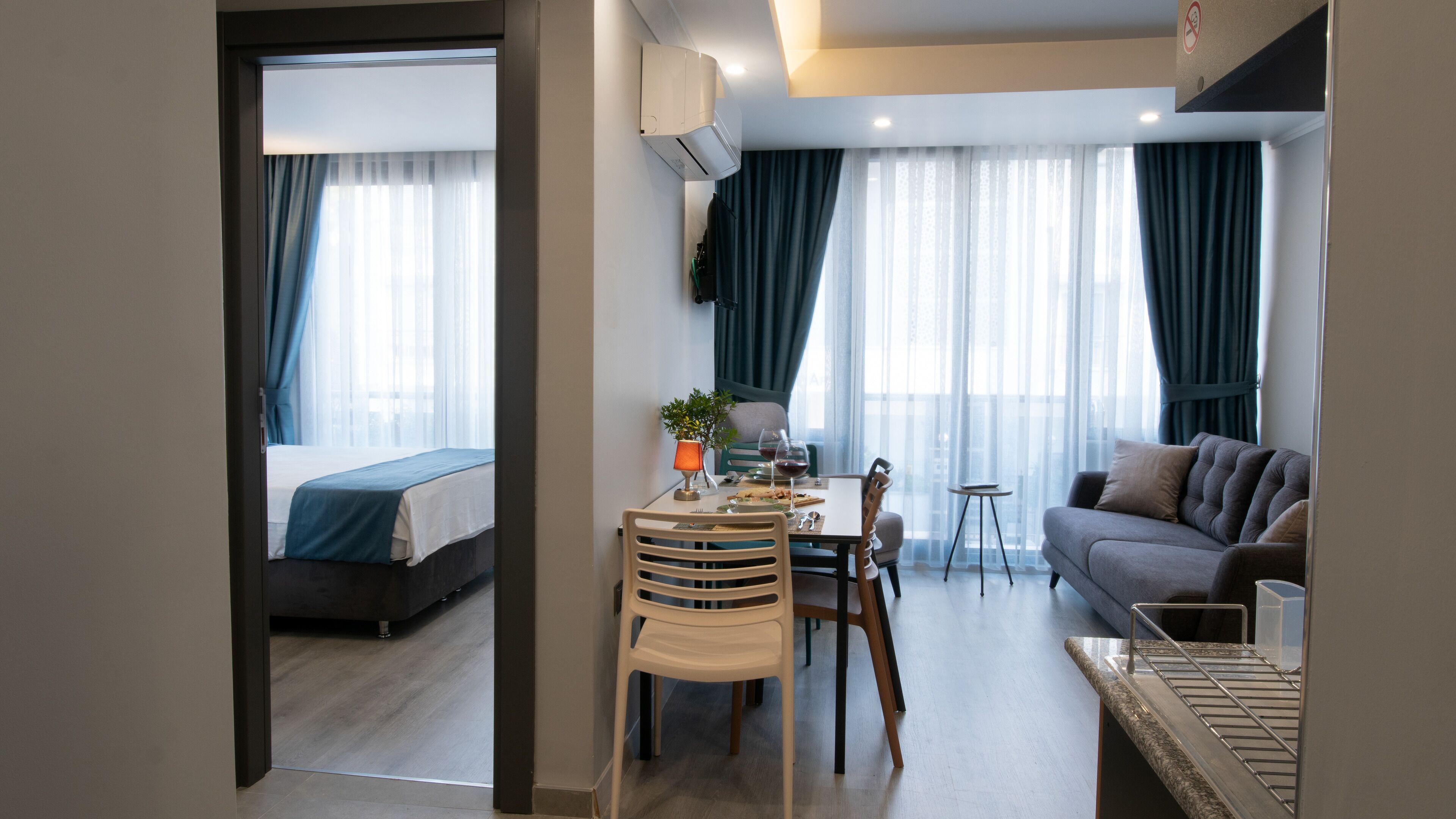 Opera Suites 0*