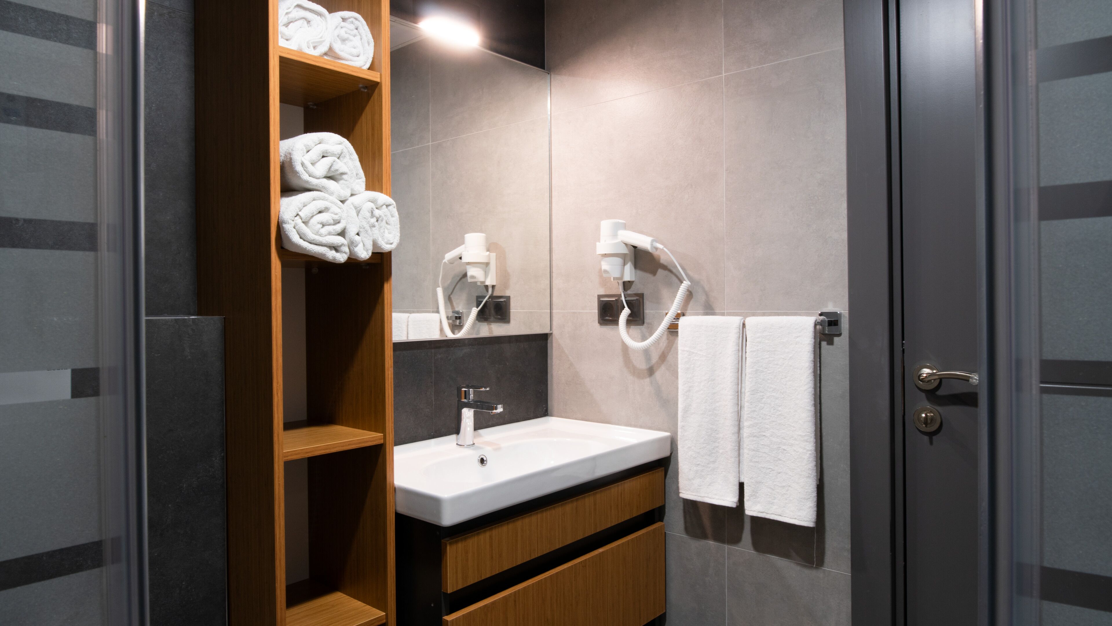 Opera Suites 0*