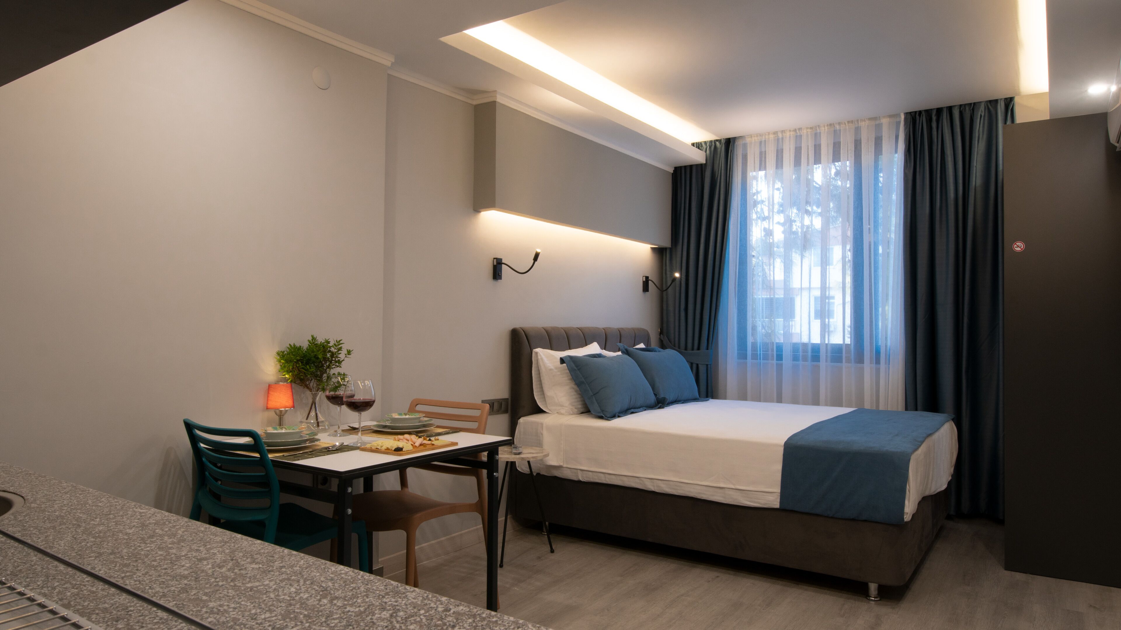 Opera Suites 0*