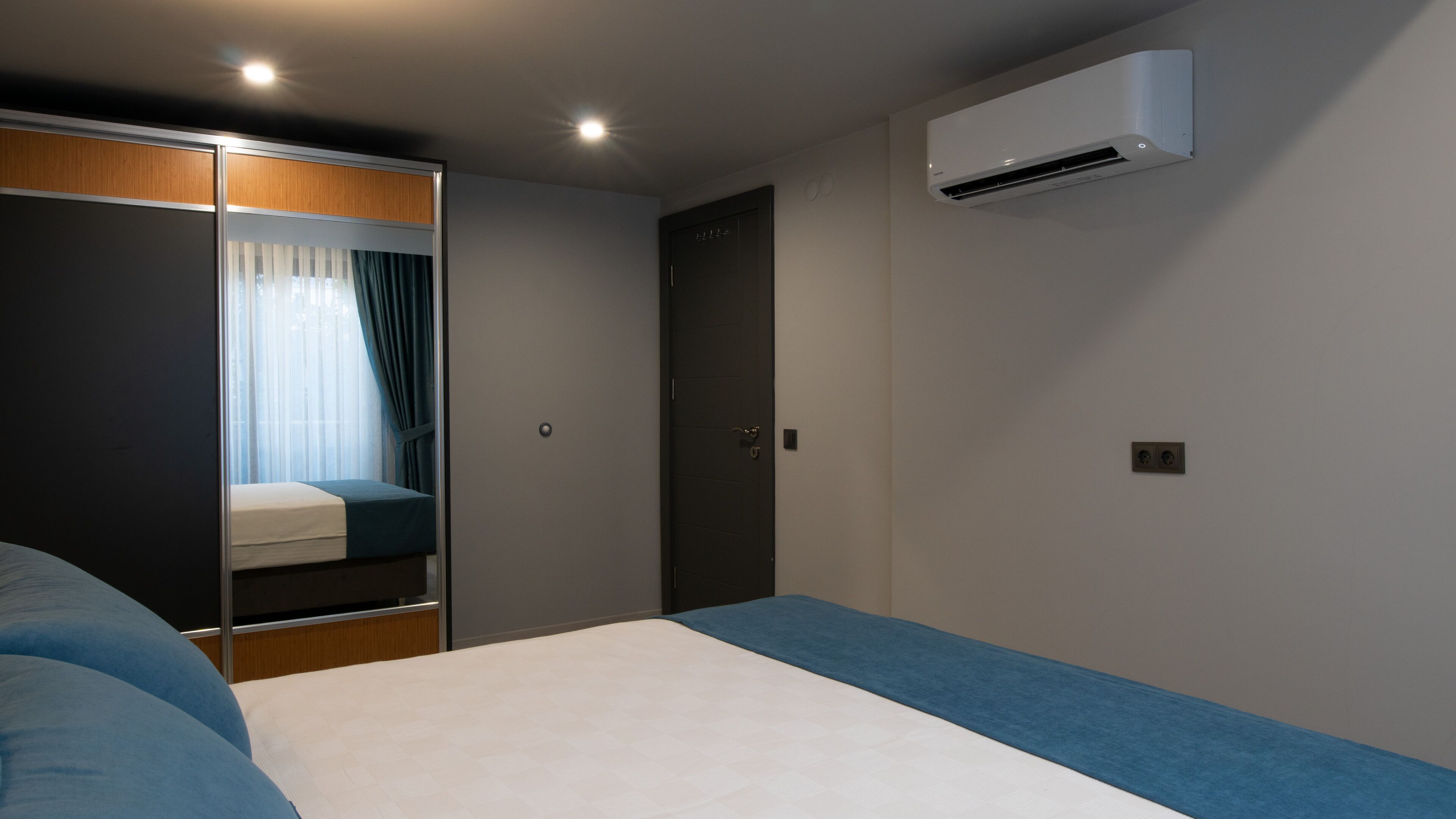 Opera Suites 0*