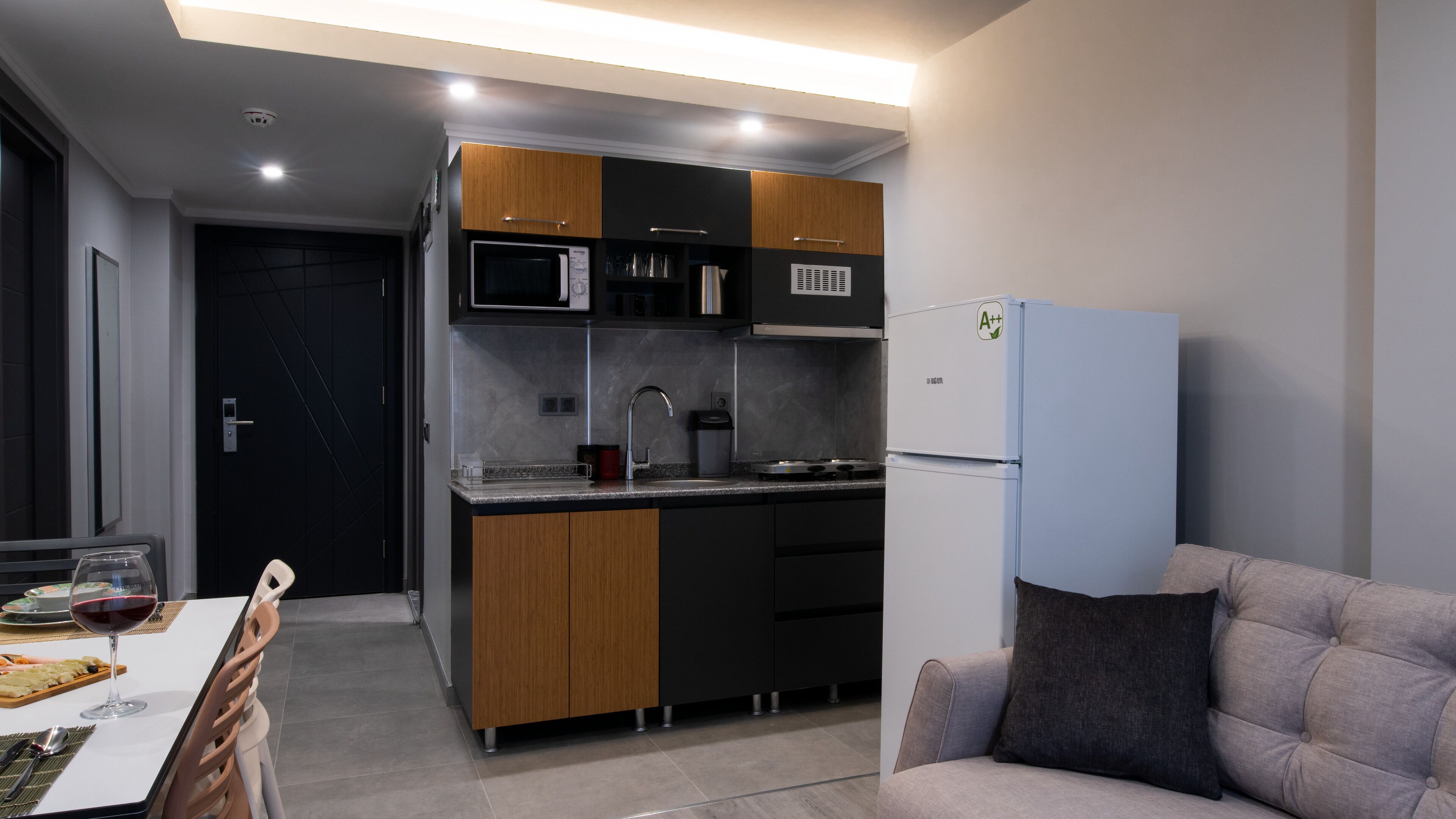 Opera Suites 0*