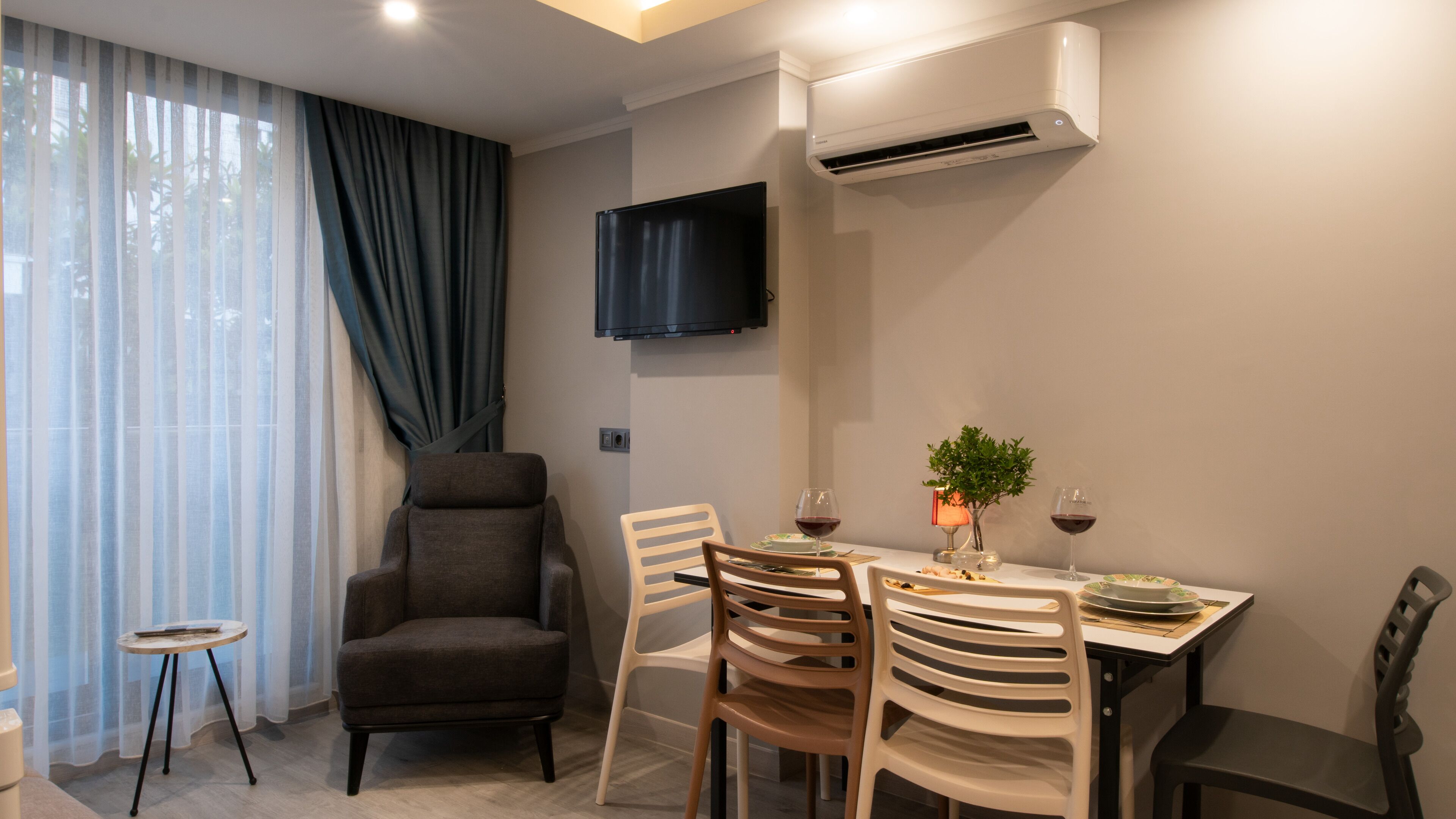 Opera Suites 0*
