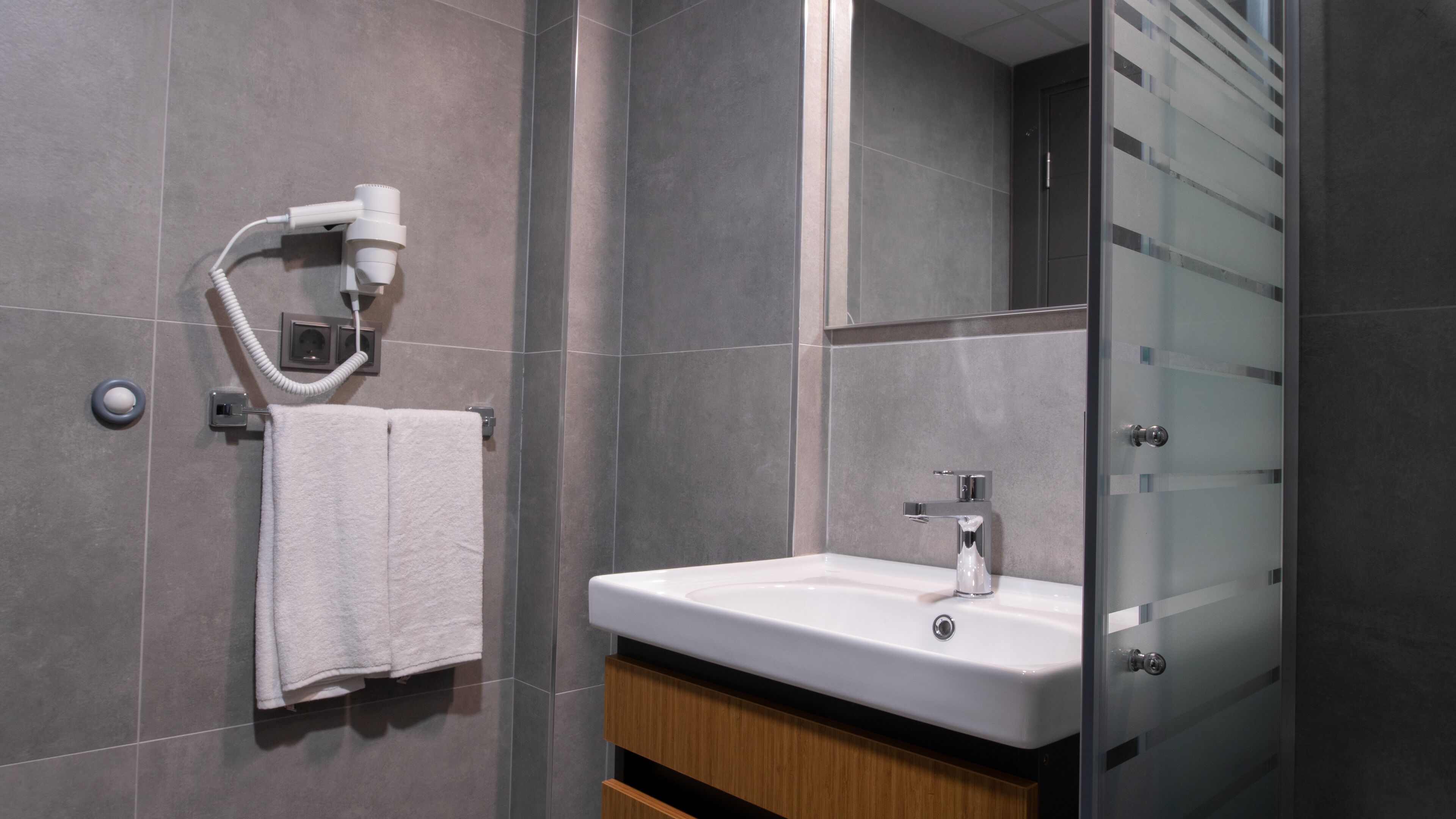 Opera Suites 0*