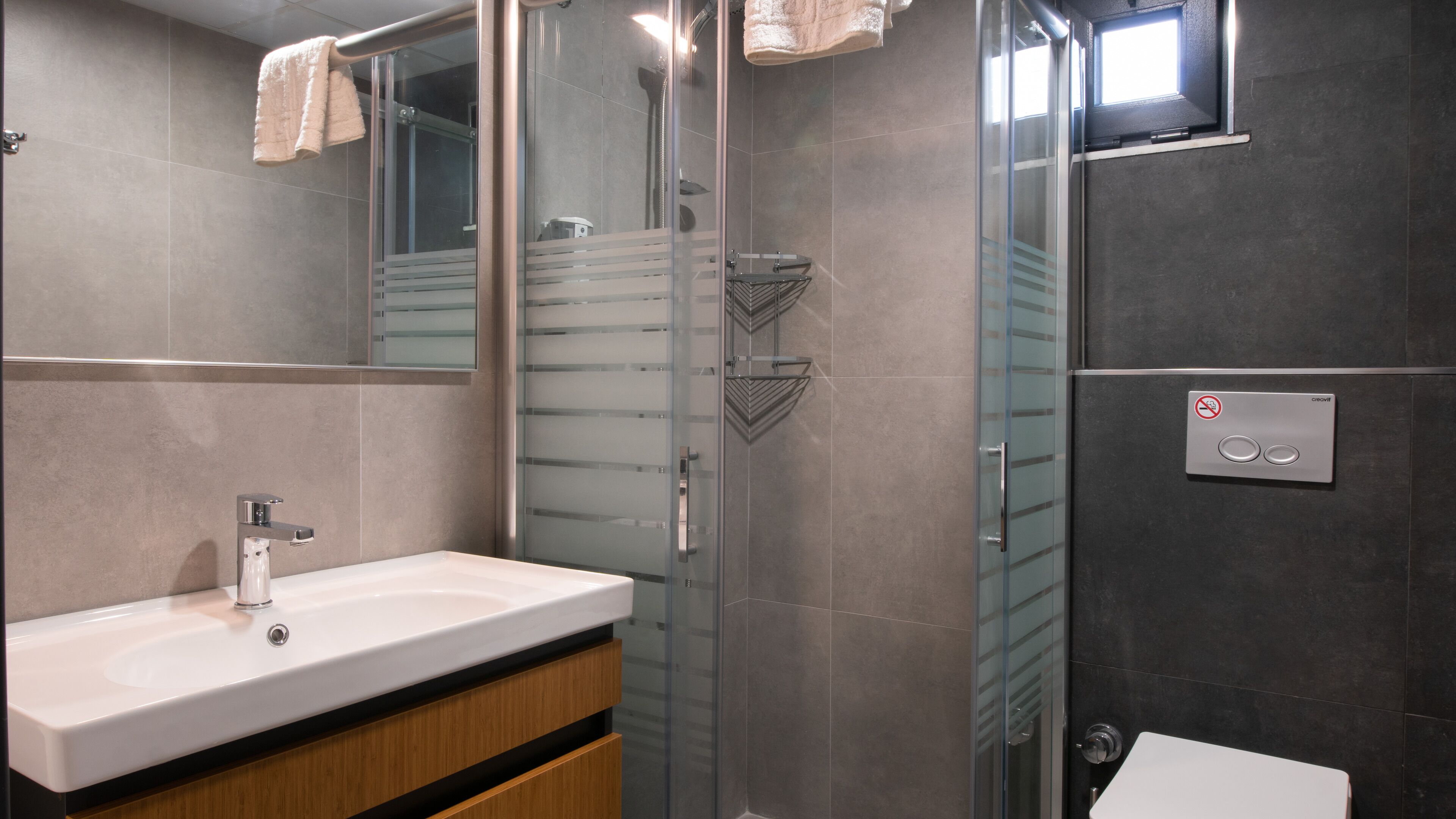 Opera Suites 0*