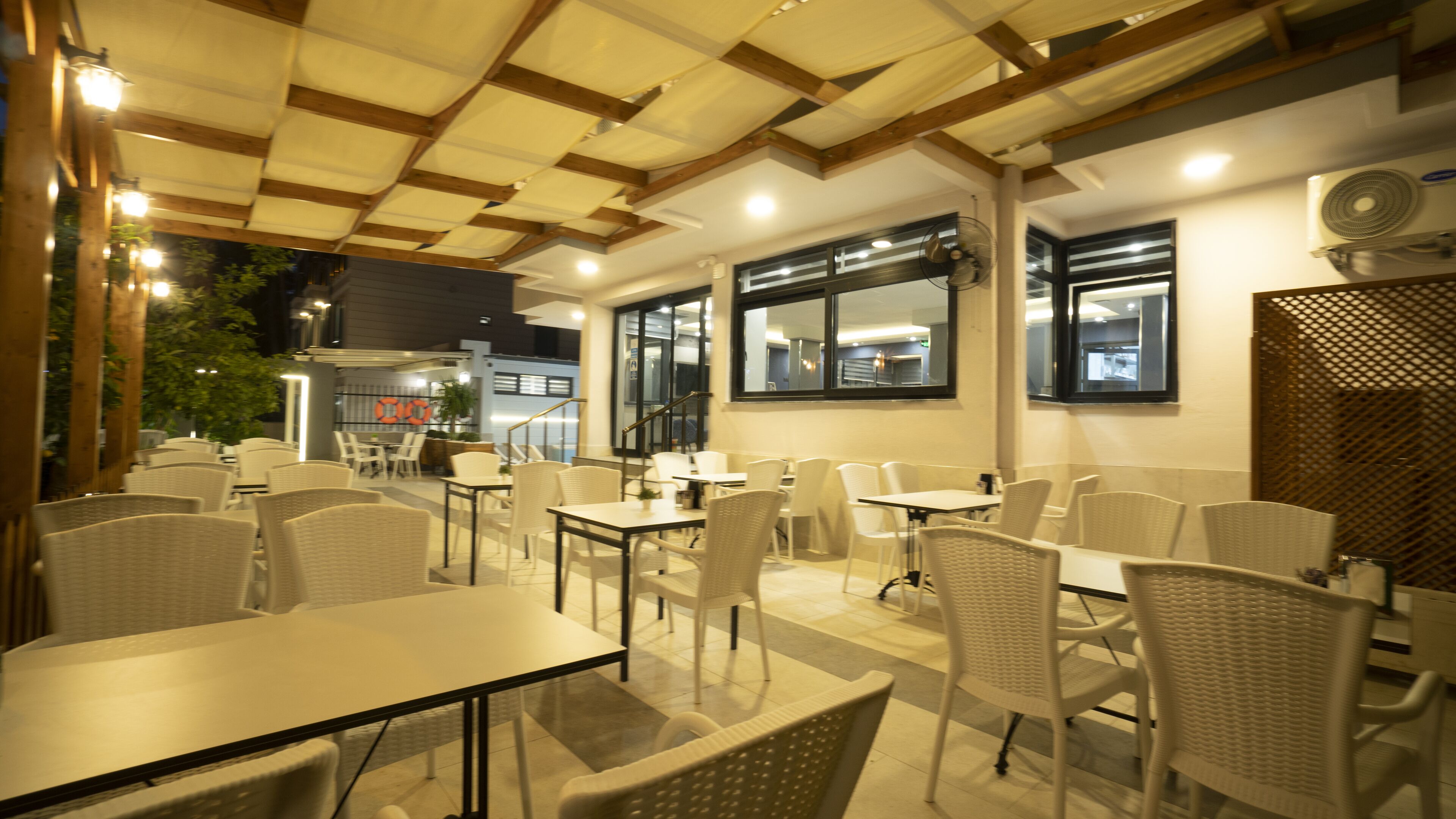 Opera Suites 0*