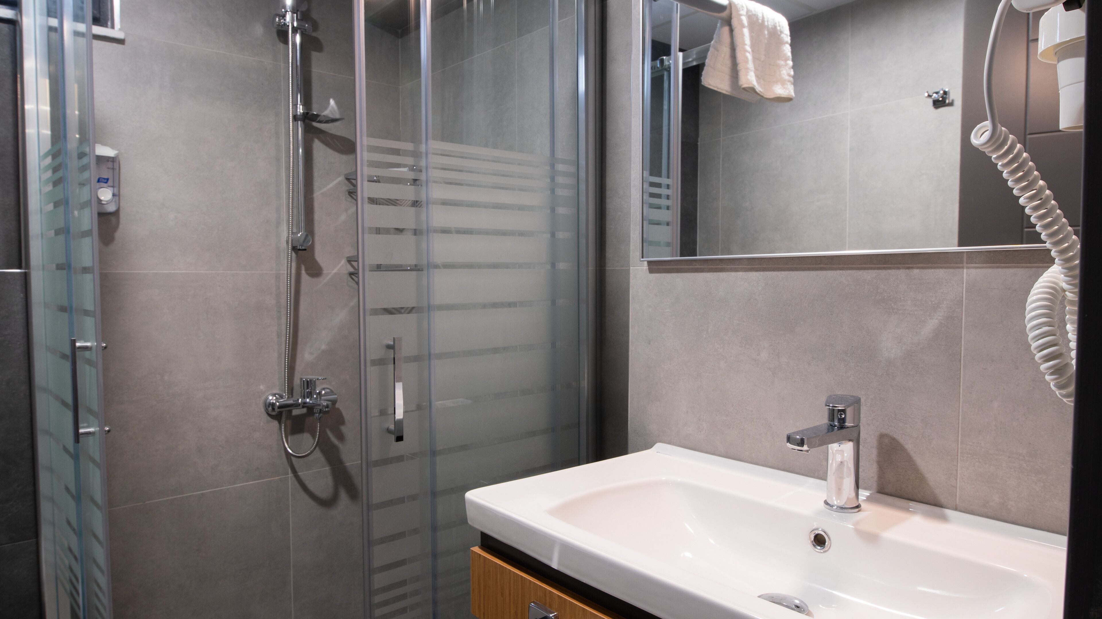 Opera Suites 0*