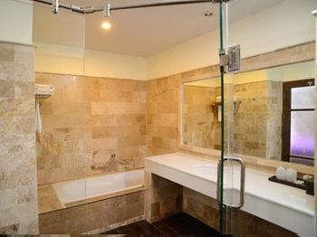 Kamala Beachfront Apartment 0*