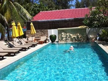 Kamala Beachfront Apartment 0*