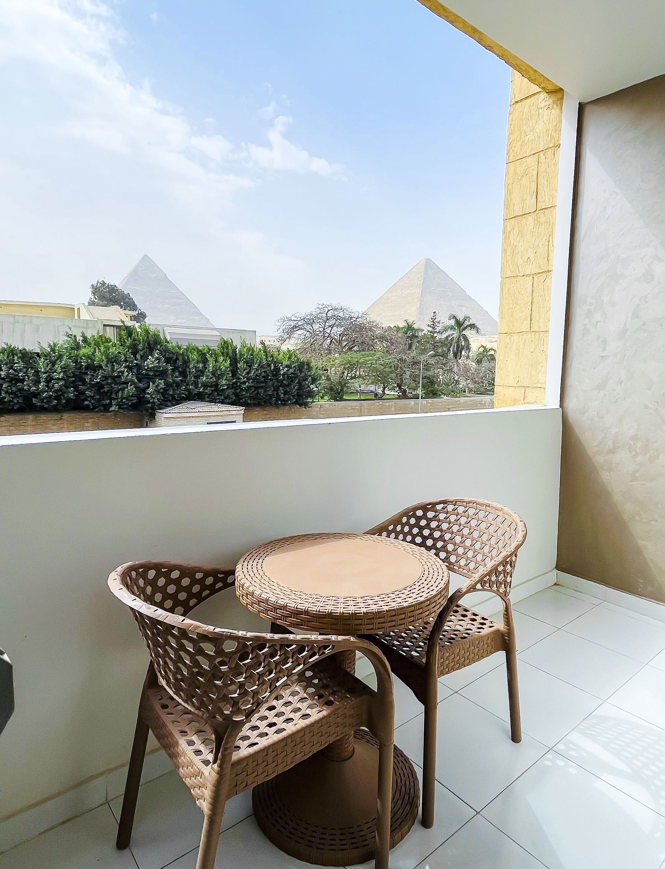 Shadow Pyramids View Inn 4*