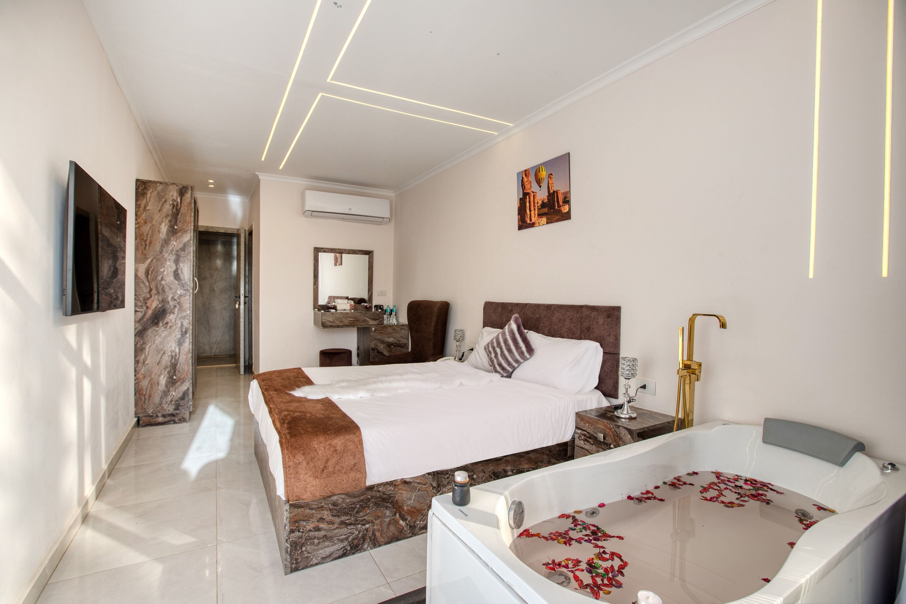 Shadow Pyramids View Inn 4*