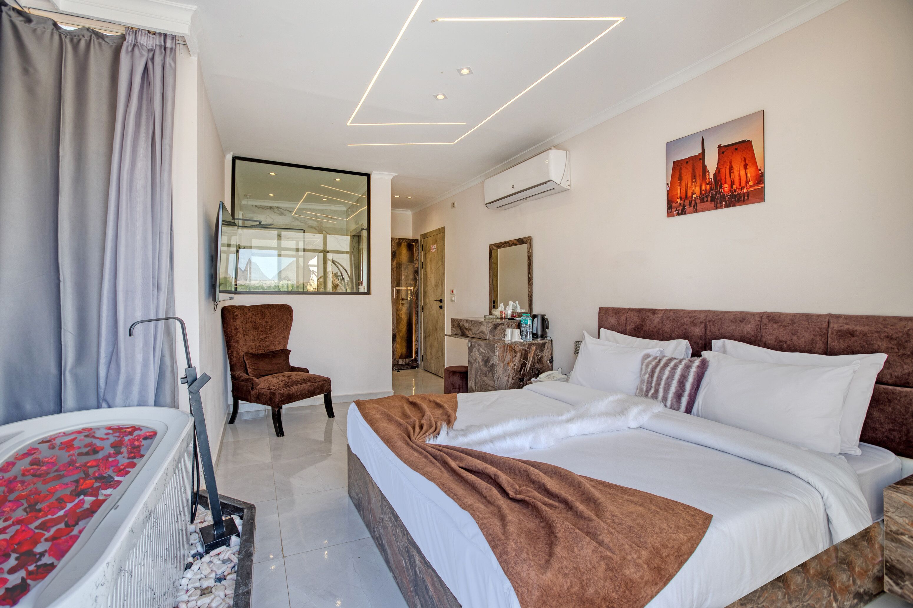 Shadow Pyramids View Inn 4*