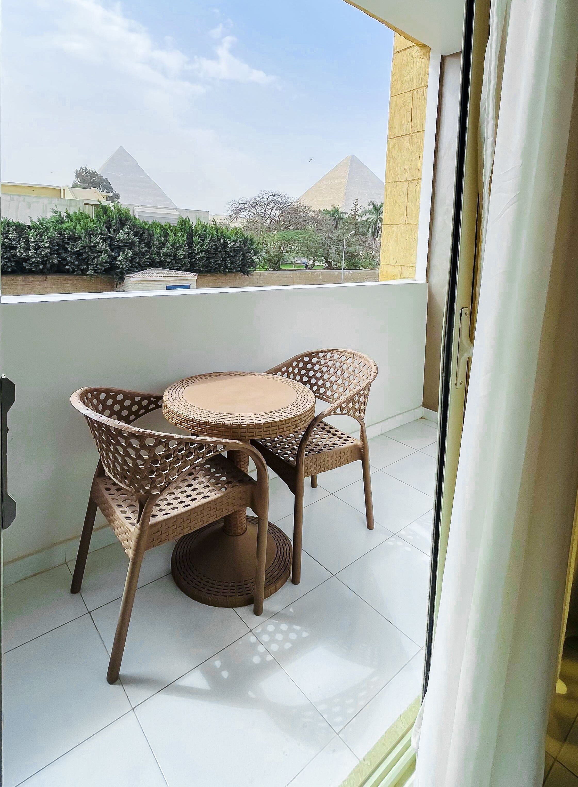 Shadow Pyramids View Inn 4*