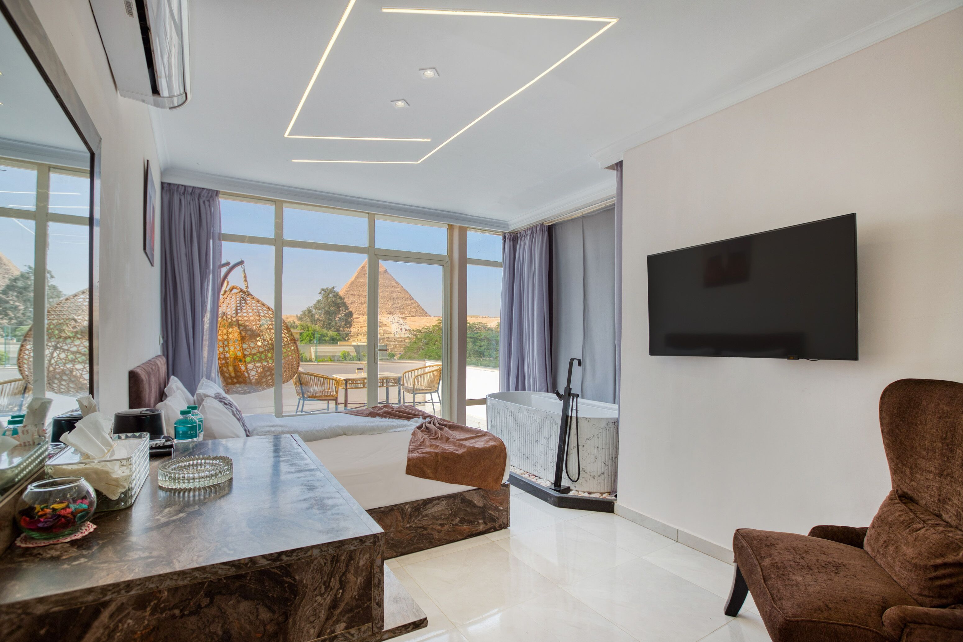 Shadow Pyramids View Inn 4*