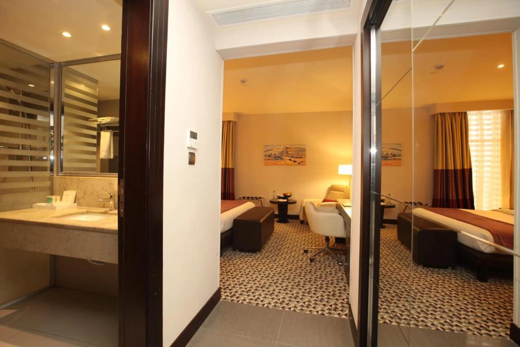 Golden Tulip Hail 4*