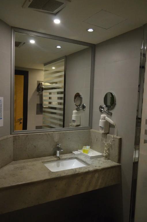Golden Tulip Hail 4*